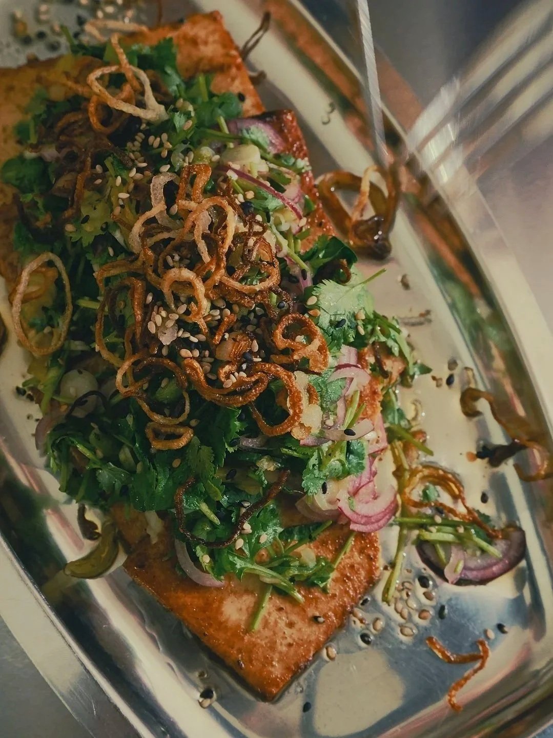 Marineret tofu med asiatisk salat og friterede løg