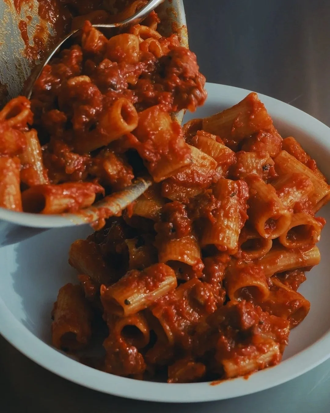 Pasta med gochujang, miso, tomat og sprød tofu