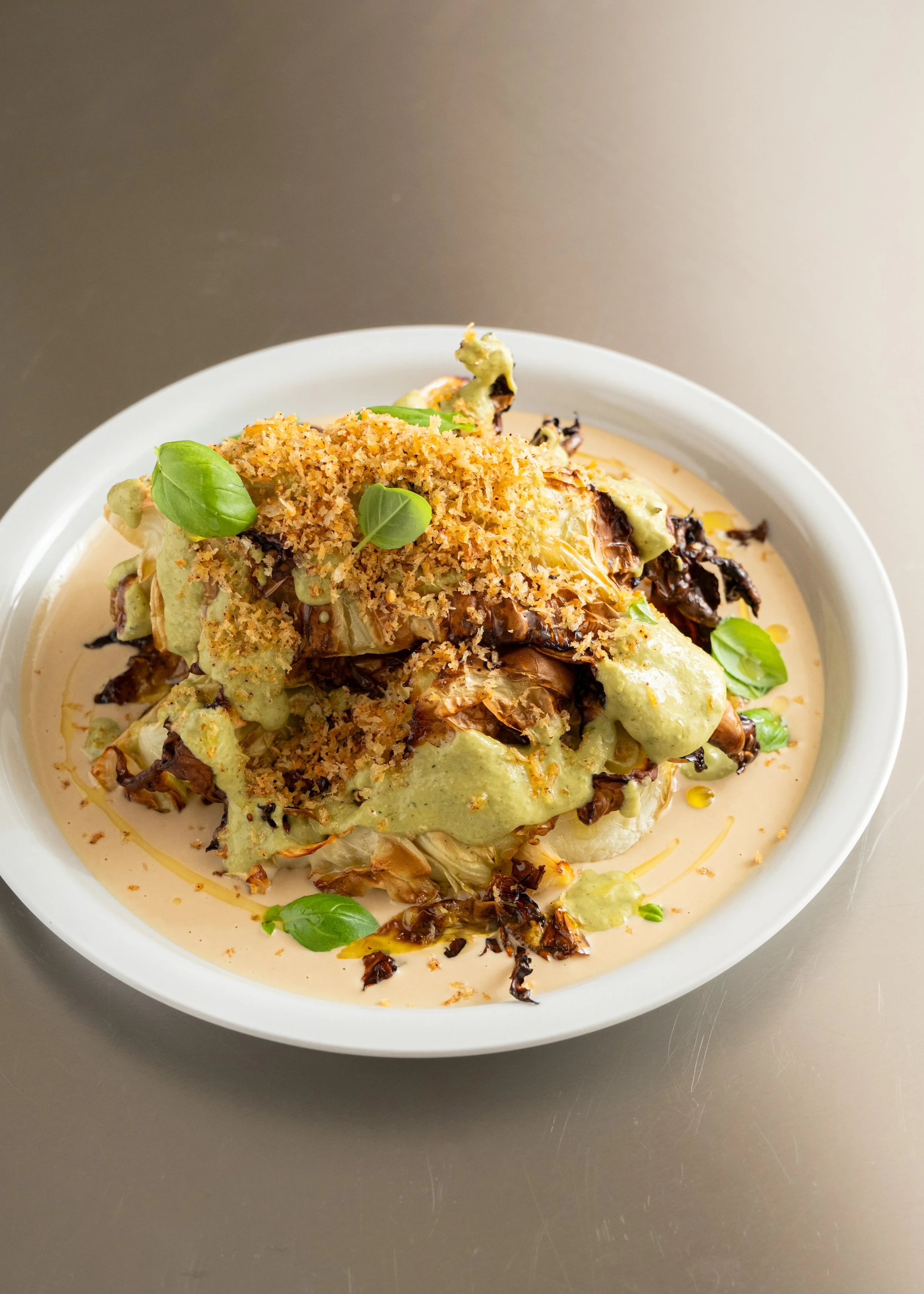 Bagt spidskål med tahinsauce, pesto og sprød topping&nbsp;