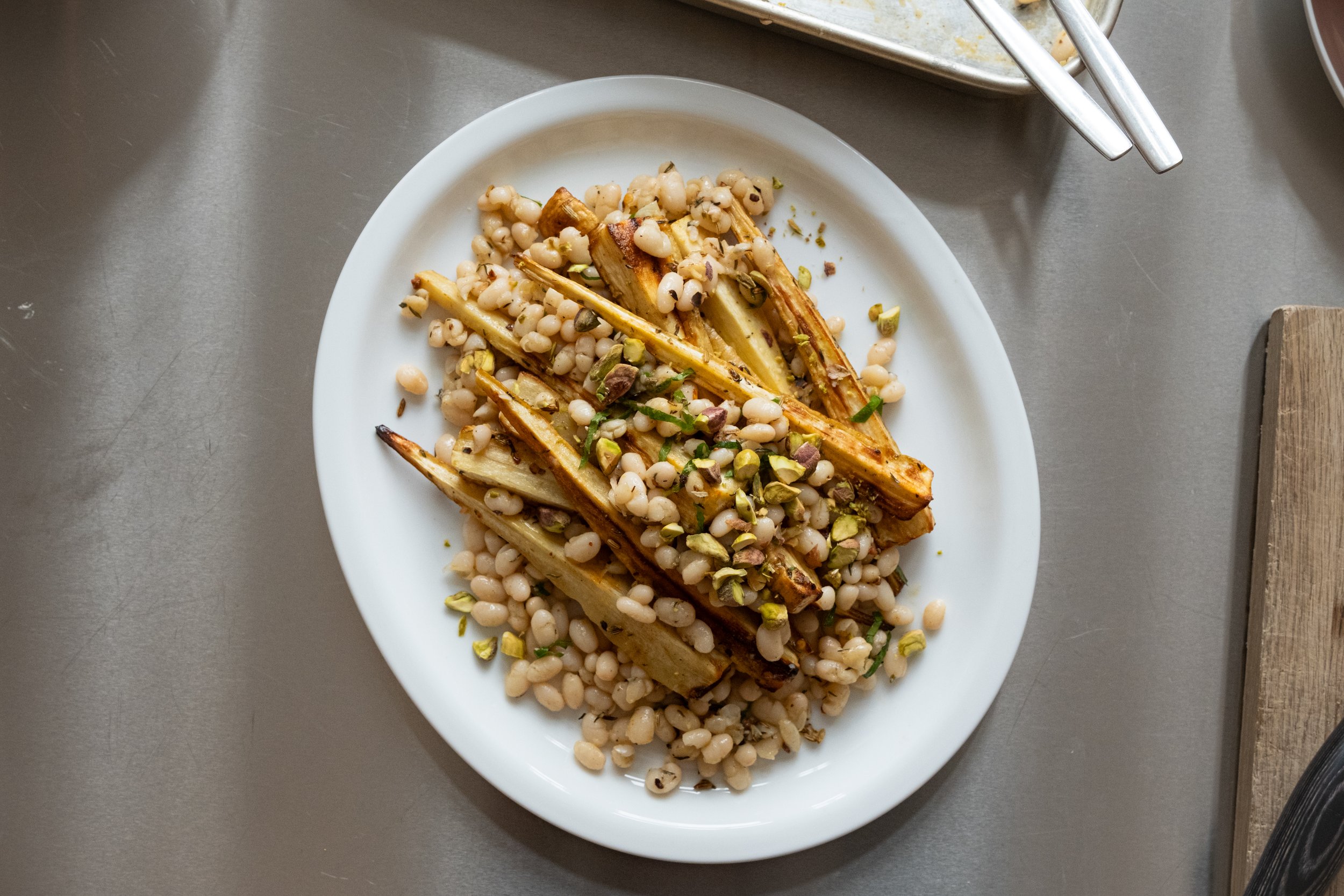 Salat med hvide bønner, krydrede bagte pastinakker, pistacienødder og mynte