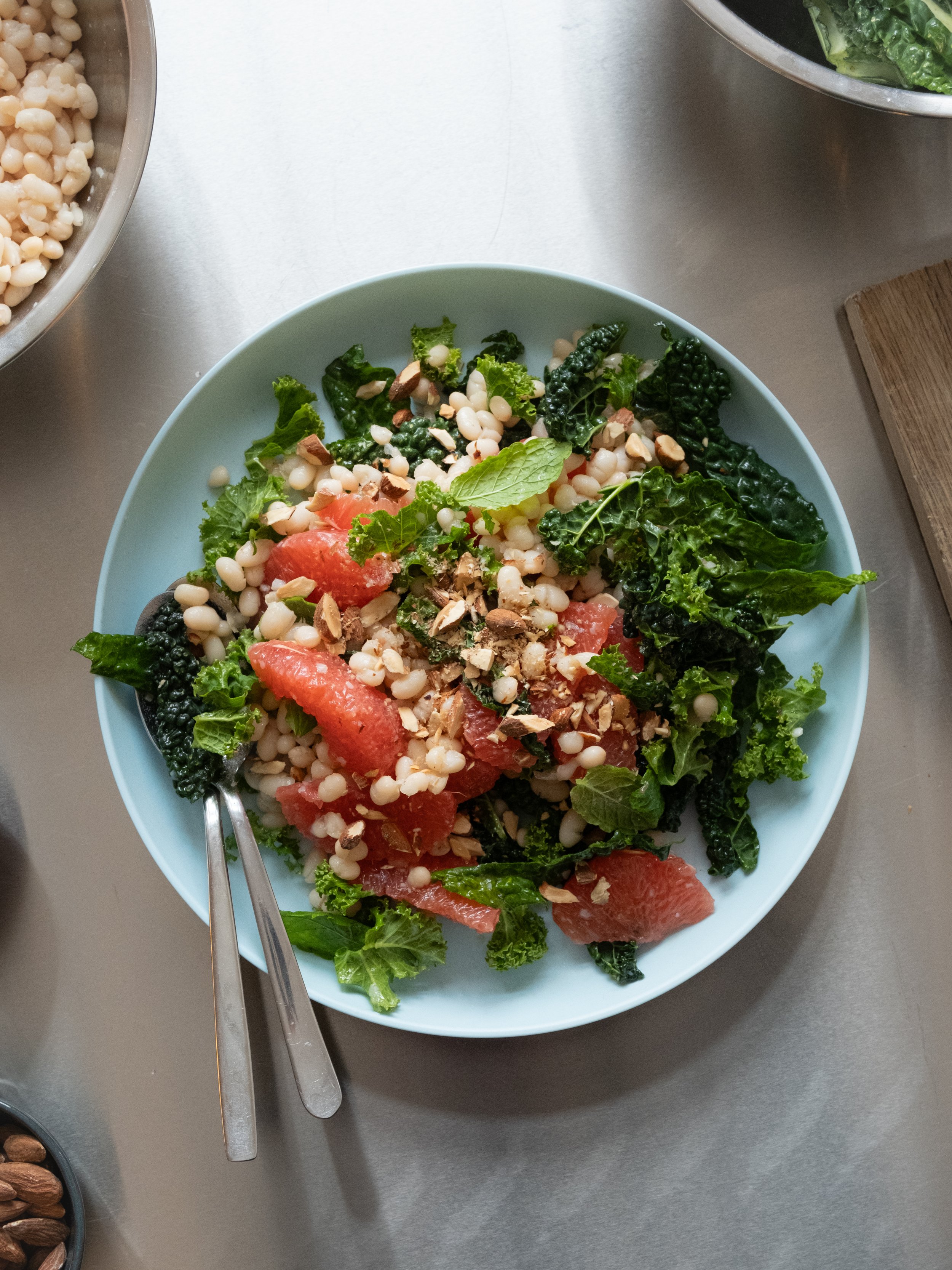 Kålsalat med grape, hvide bønner, salte mandler og grapevinaigrette