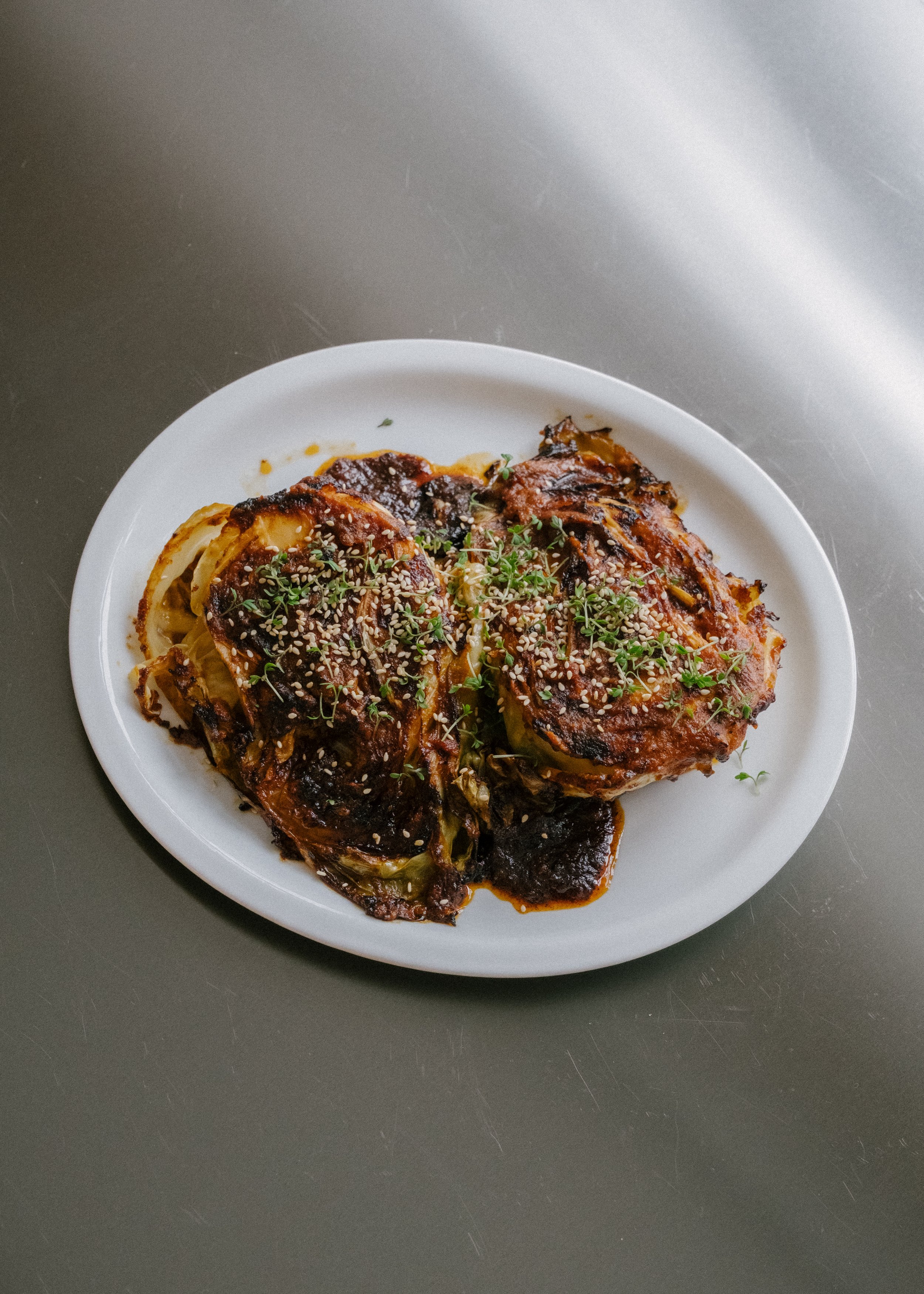 Bagt spidskål med tomat-gochujang-smør