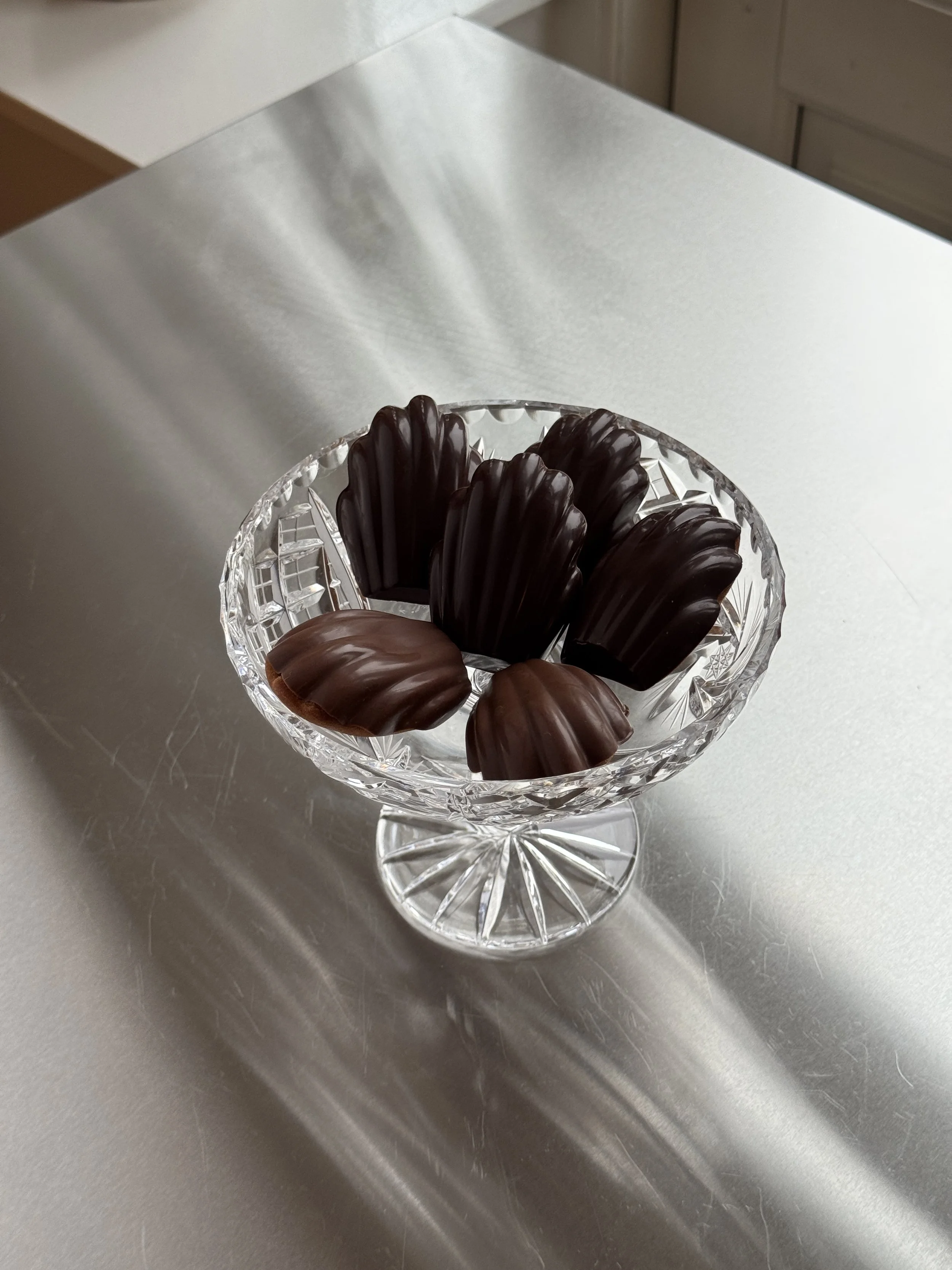 Madeleinekager med blodappelsin og chokolade