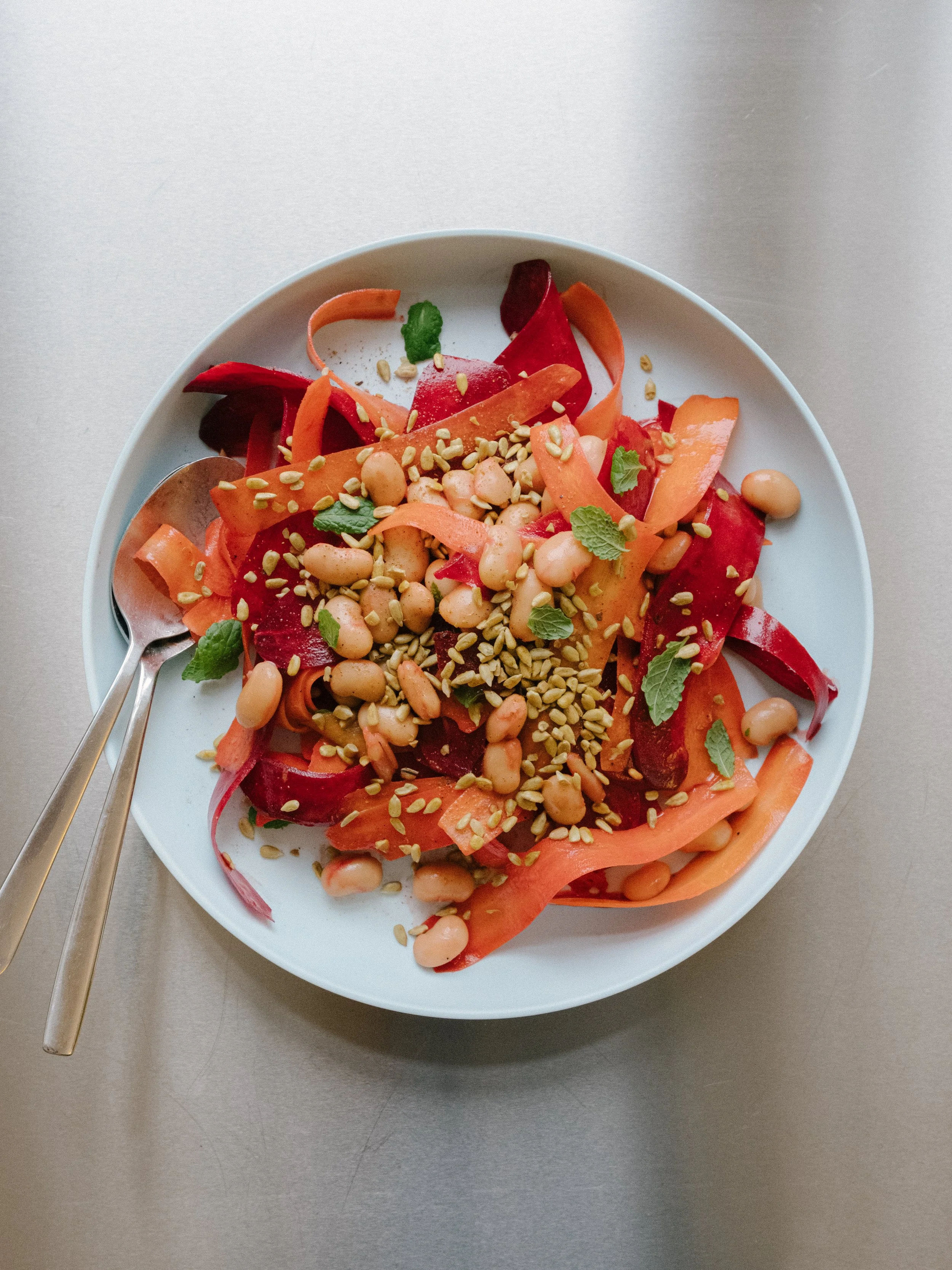 Salat med bredrevet rødbede og gulerod, butterbeans og mynte