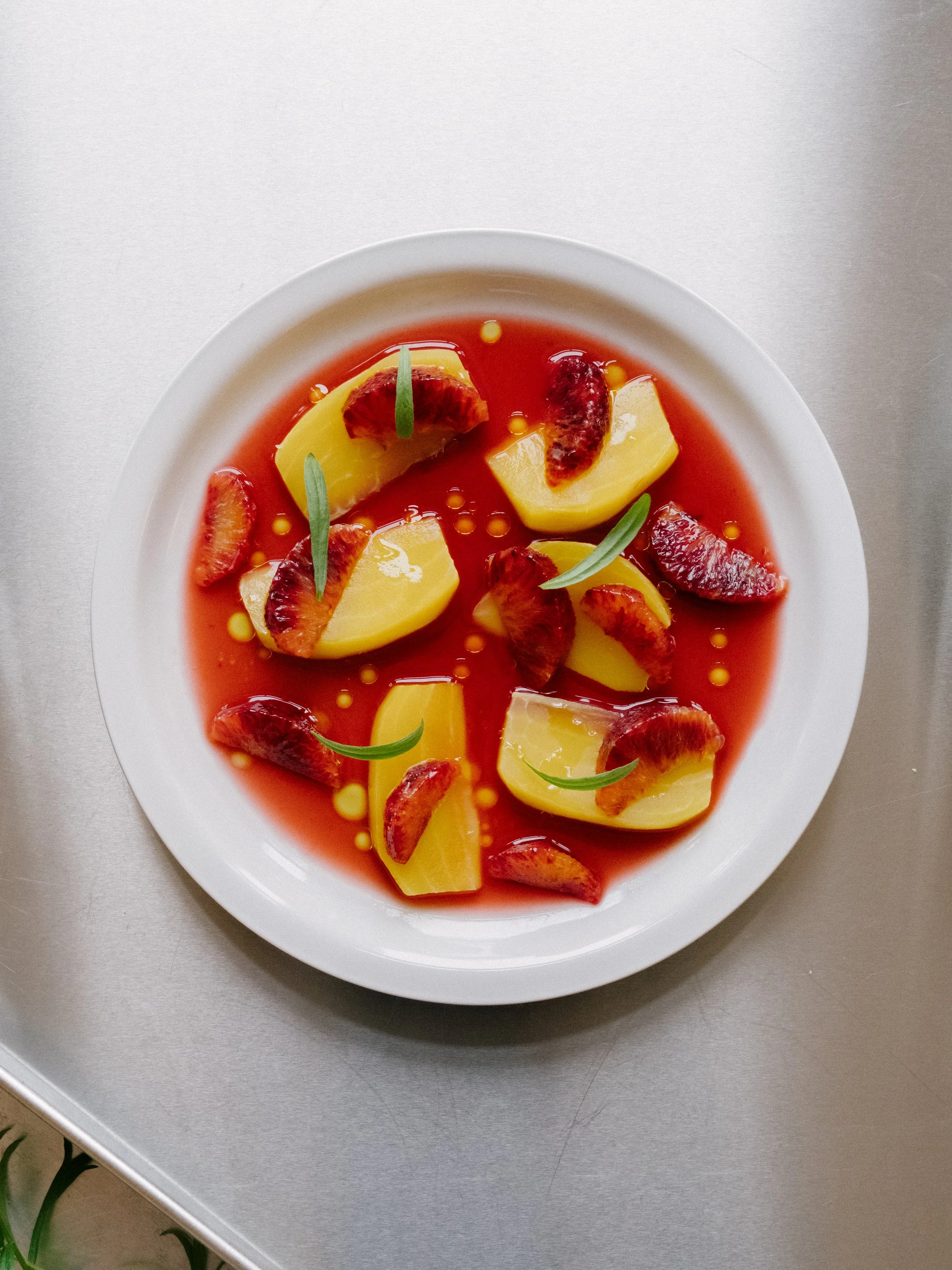 Blodappelsin og gule beder med estragon og ponzu