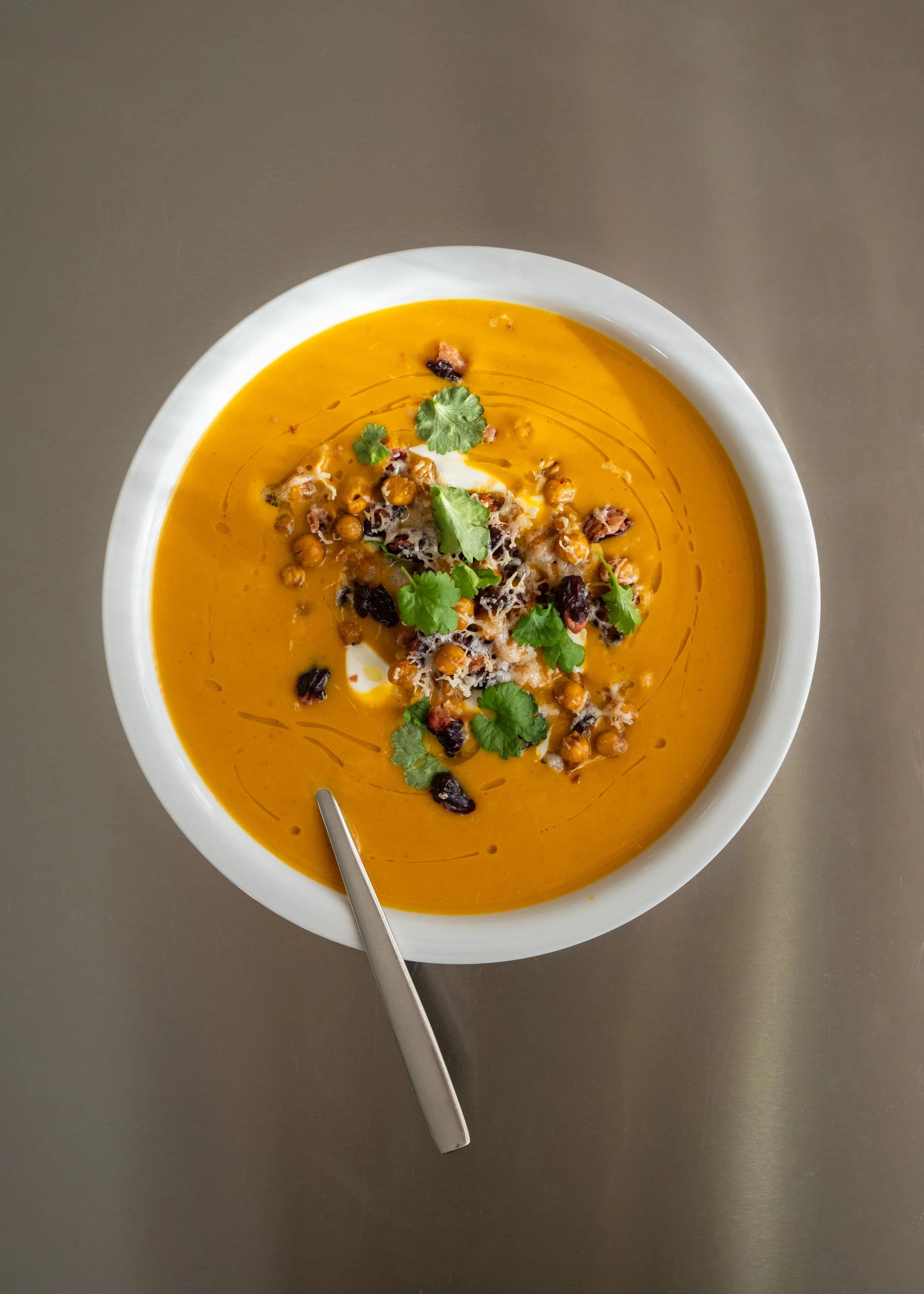 Cremet spicy suppe toppet med sprøde parmesan-kikærter og kidneybønner