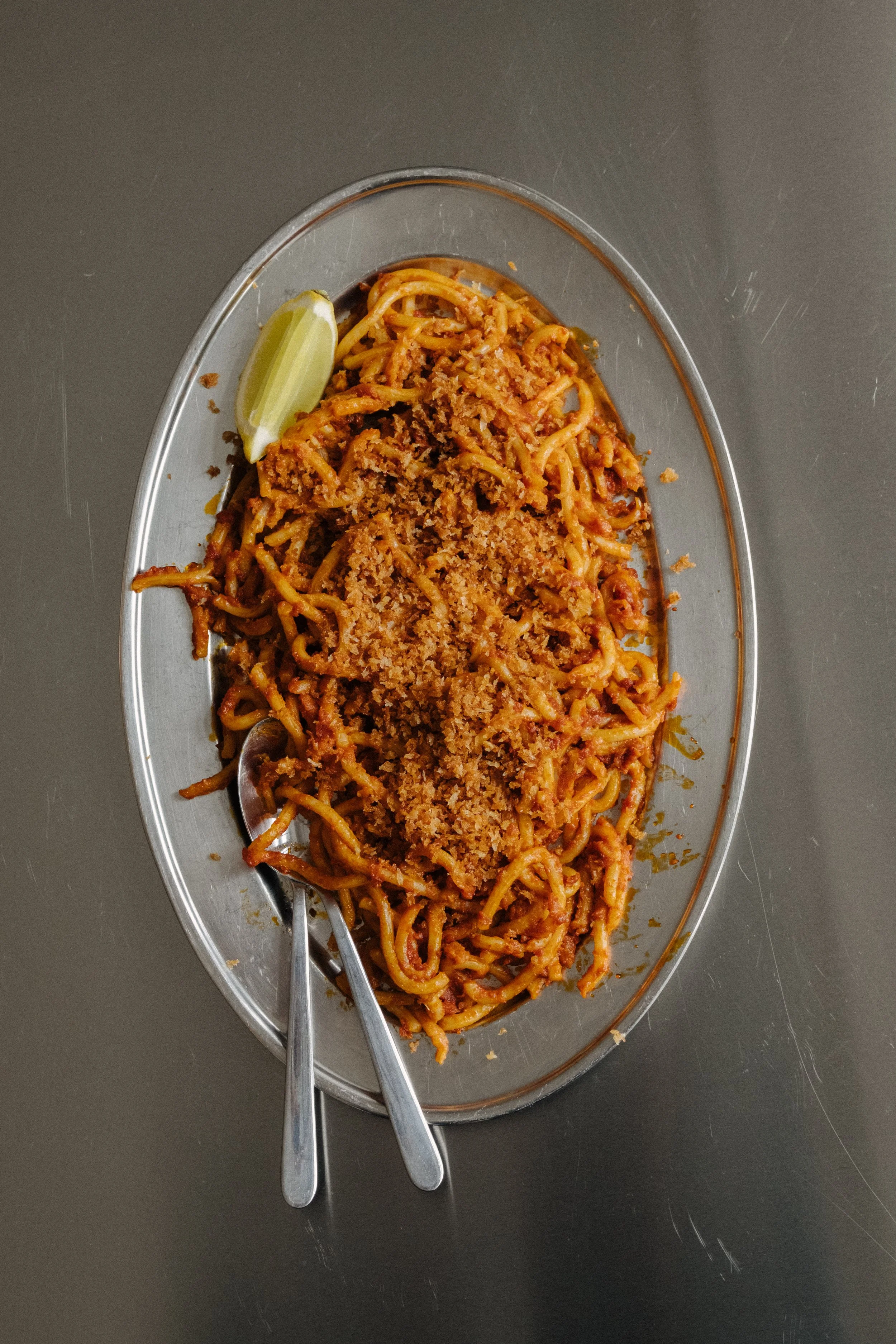 Udon nudler i brændt tomatsauce med pangrattato