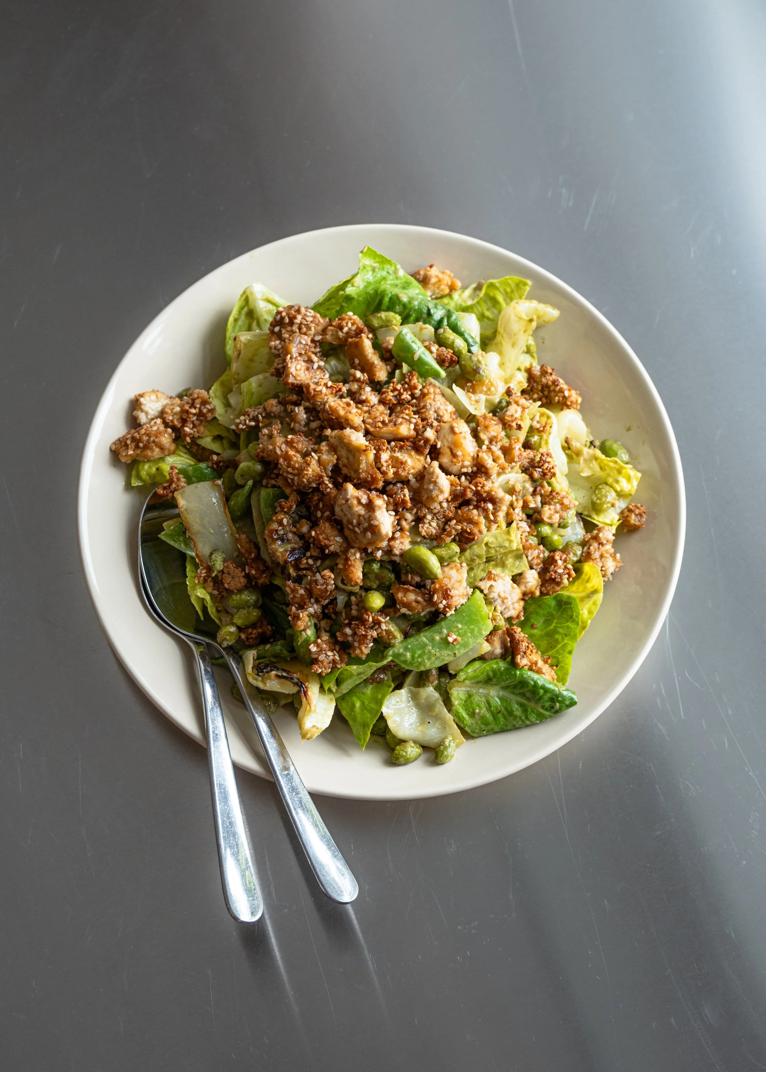 Salat med bagt kål, edamamebønner og sesambagt tofu