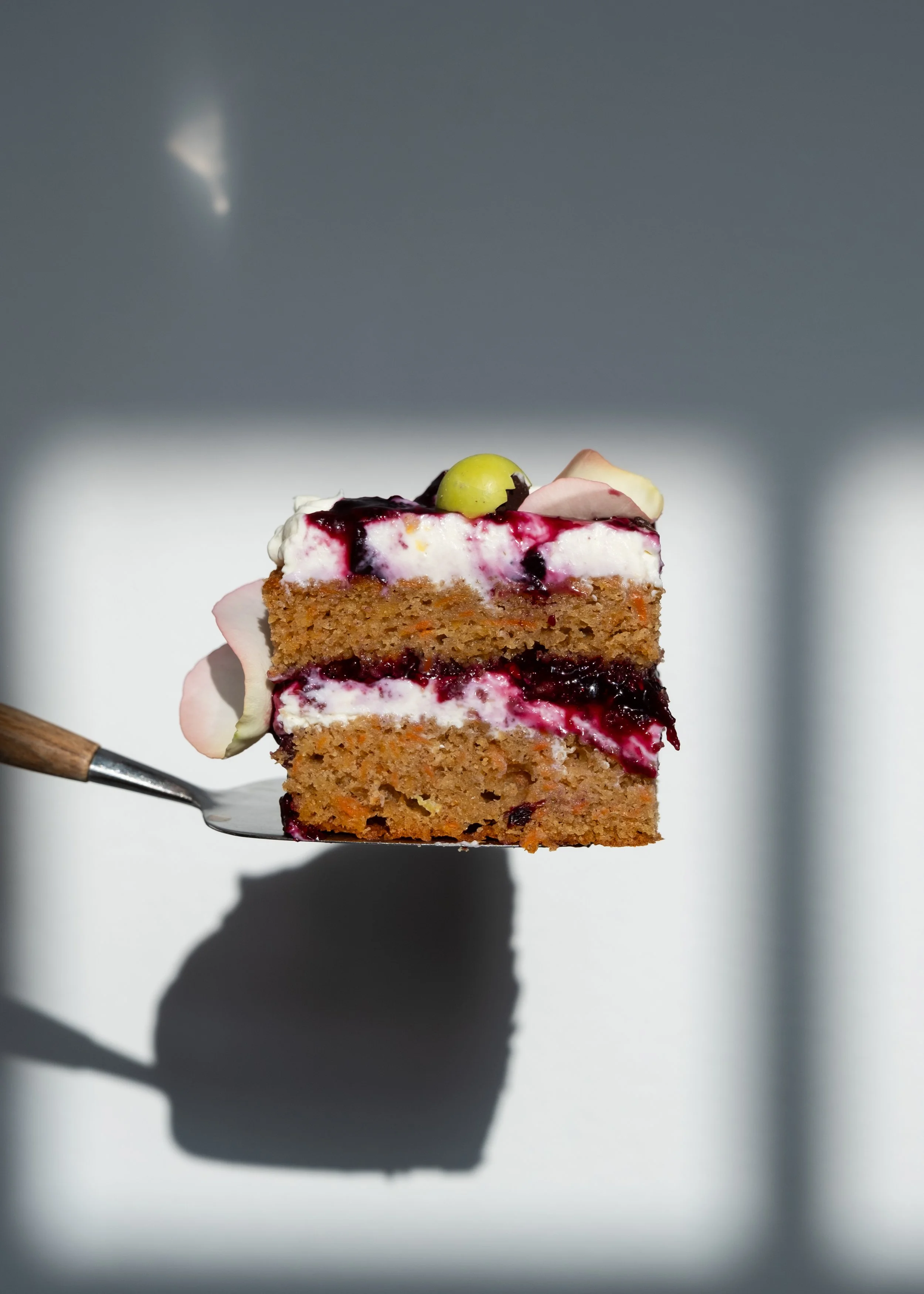 Påskekage med bærkompot, vaniljecreme, knuste påskeæg og blomsterblade