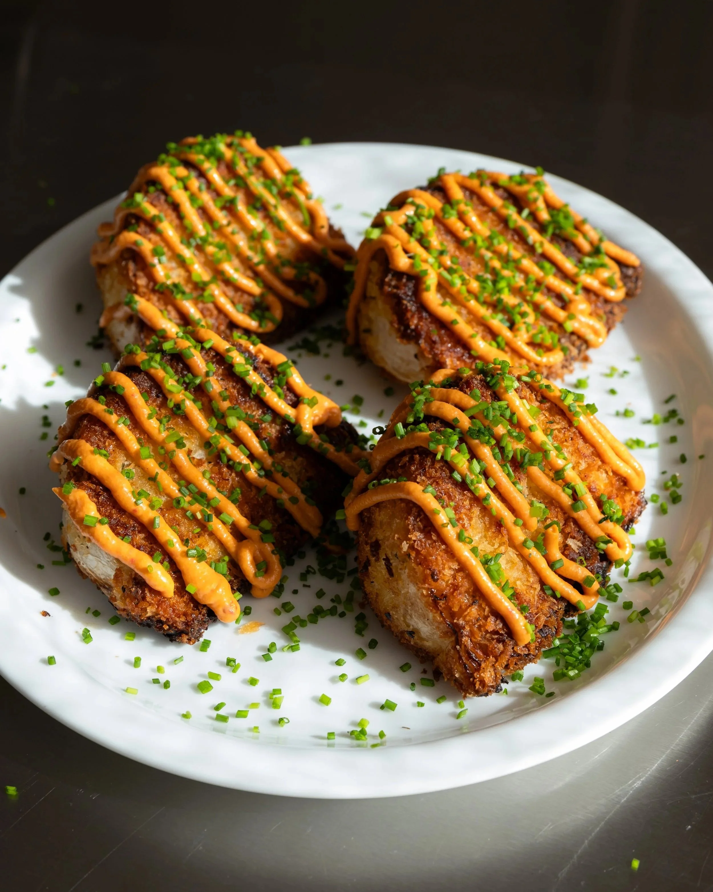 Paneret kål med spicy sauce og purløg