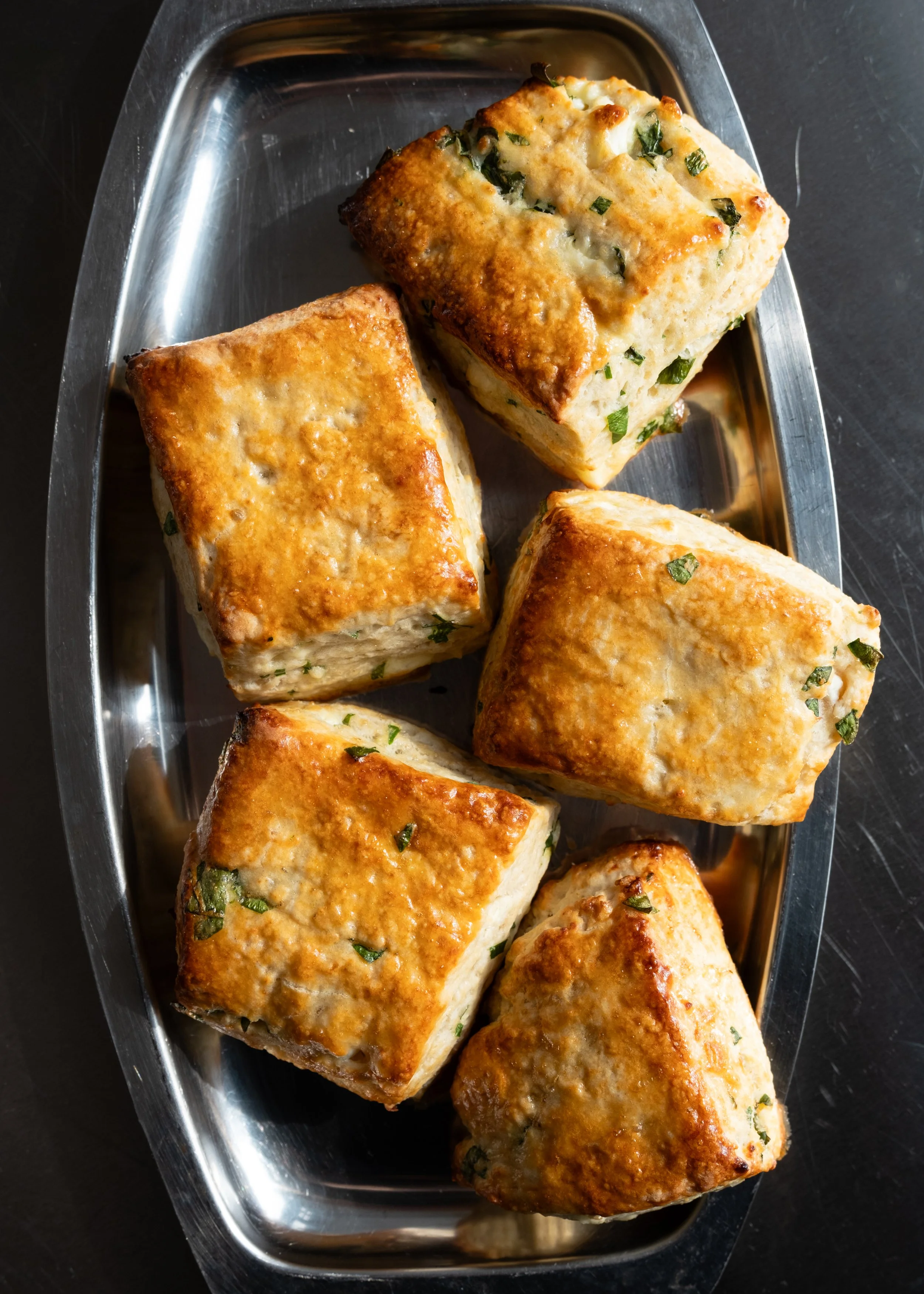 Scones med ramsløg og feta