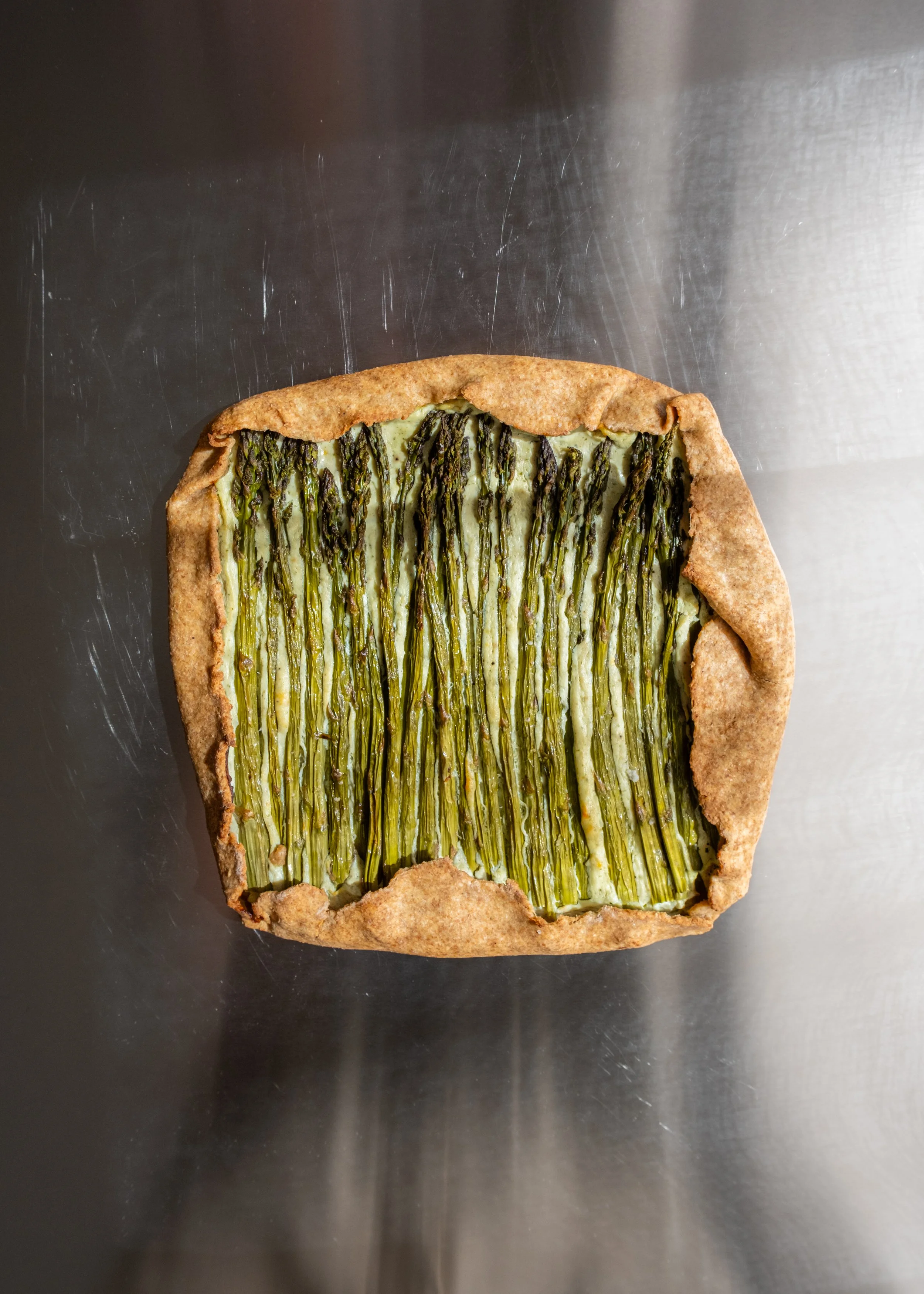 Galette med asparges og basilikumcreme