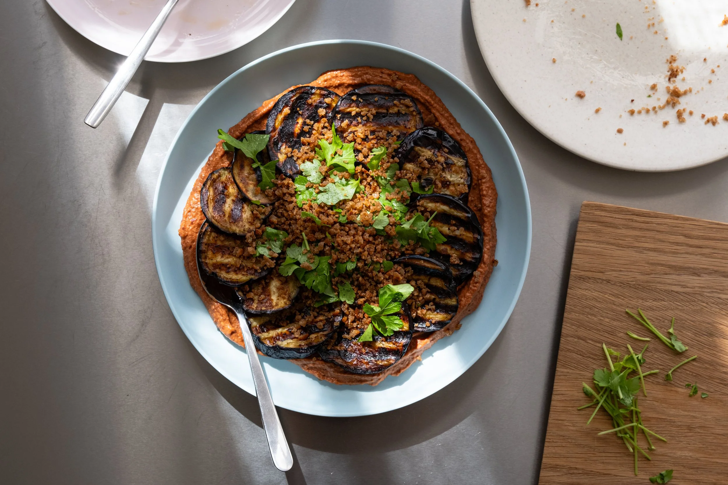 Grillet aubergine med tomat creme, krydrede brødkrummer og bredbladet persille