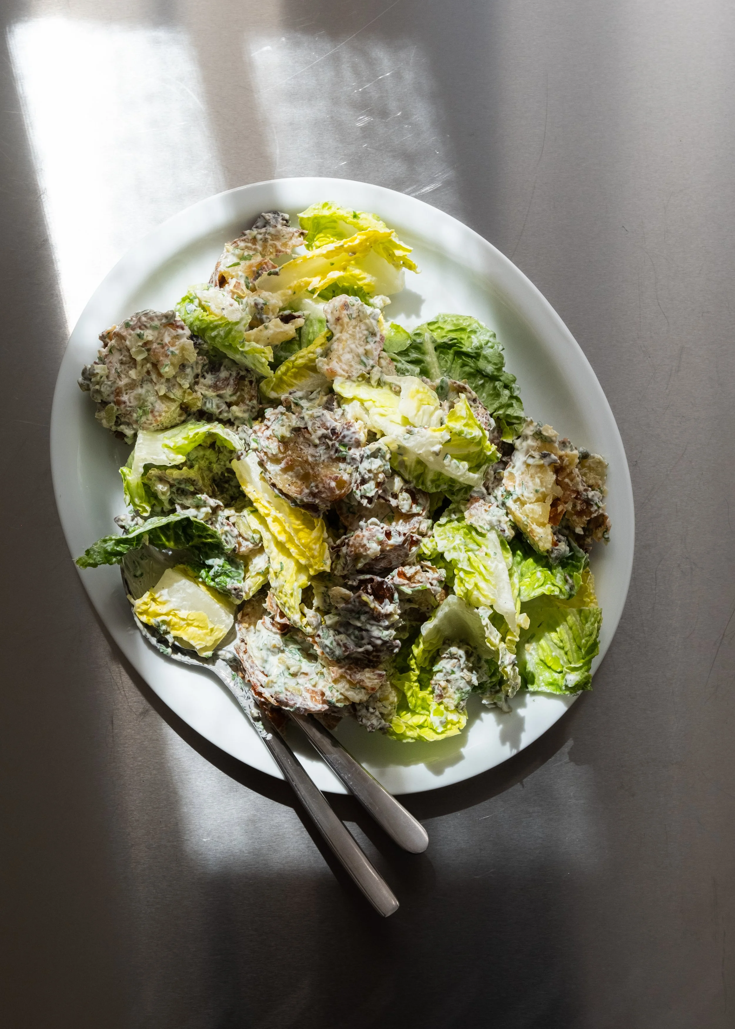Sprøde kartofler med tatarsauce og sprød frisk salat