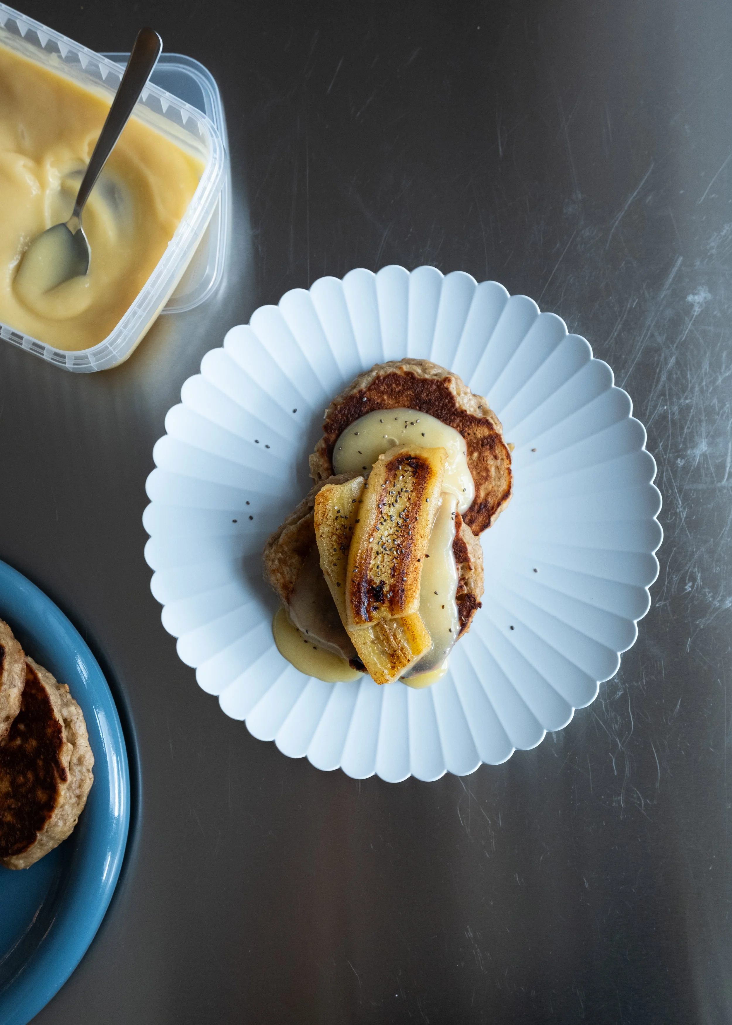 Bananpandekager med surdejsrester, lemoncurd og stegte bananer