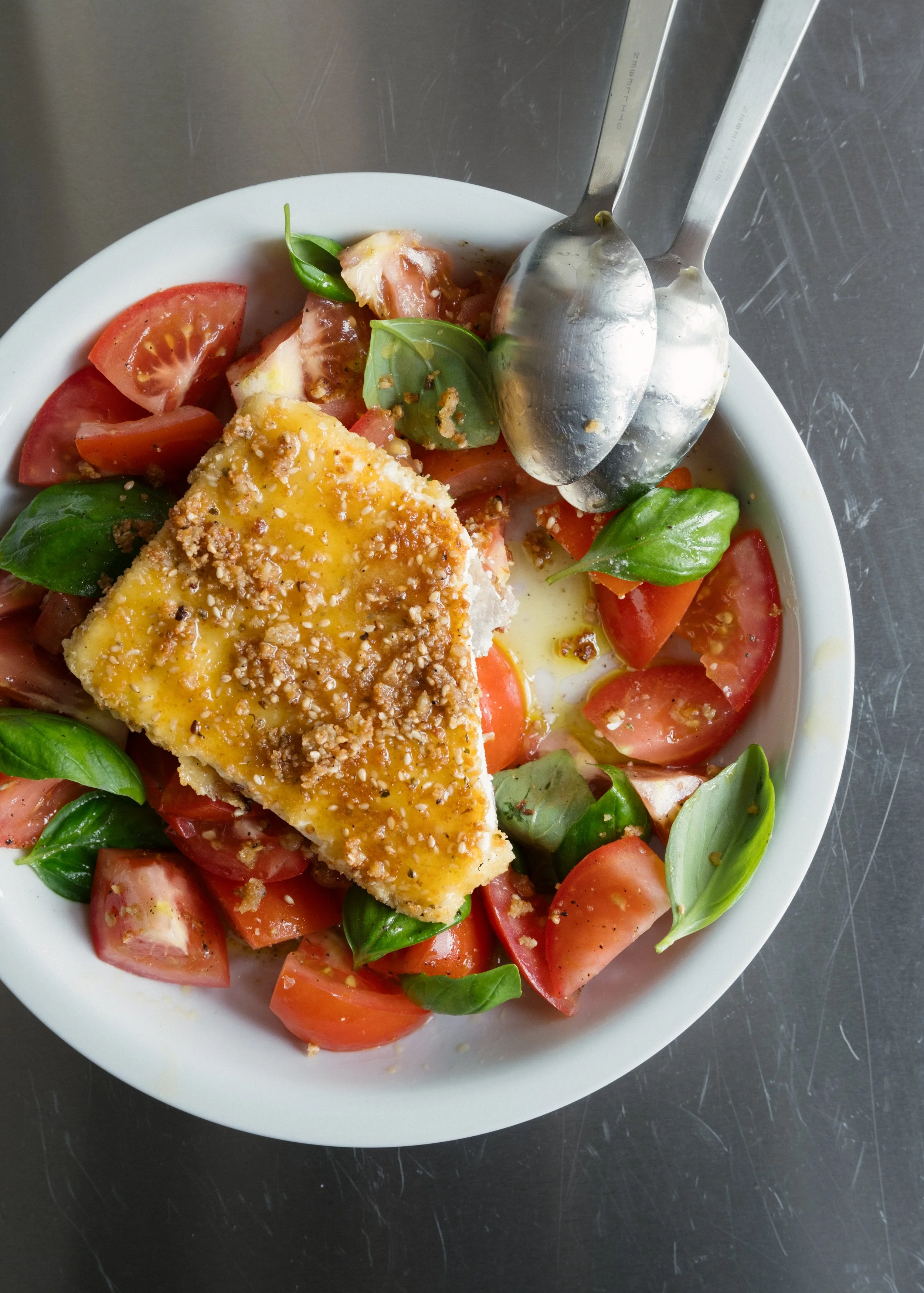 Sprød paneret feta med honning og tomater