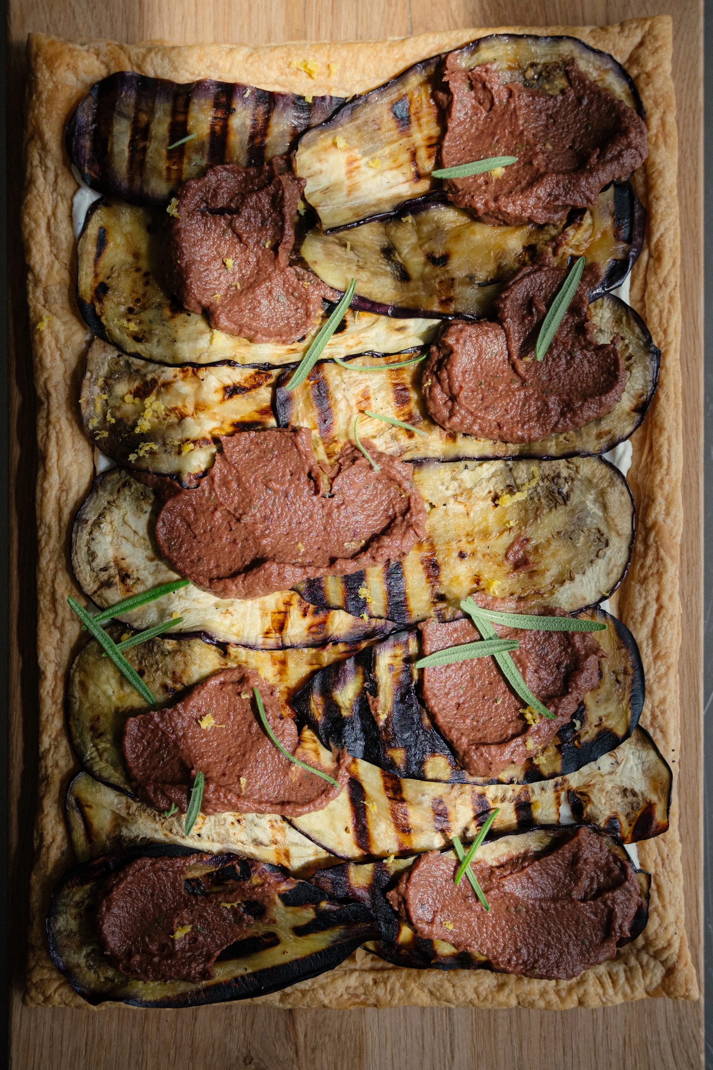 Tærte med grillet aubergine, ricotta og en himmelsk tapenade