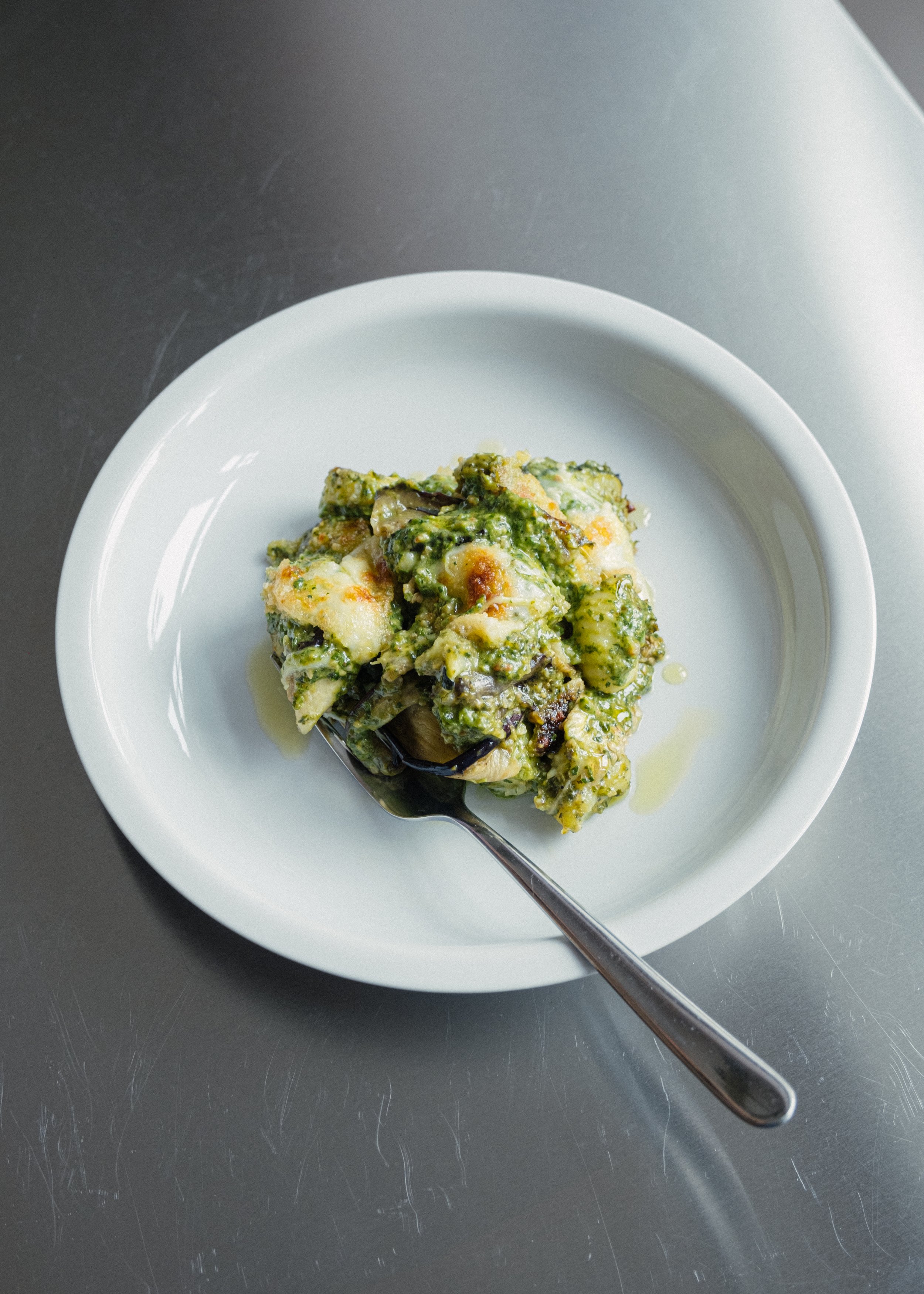 Bagt gnocchi med pesto, squash, aubergine og mozzarella