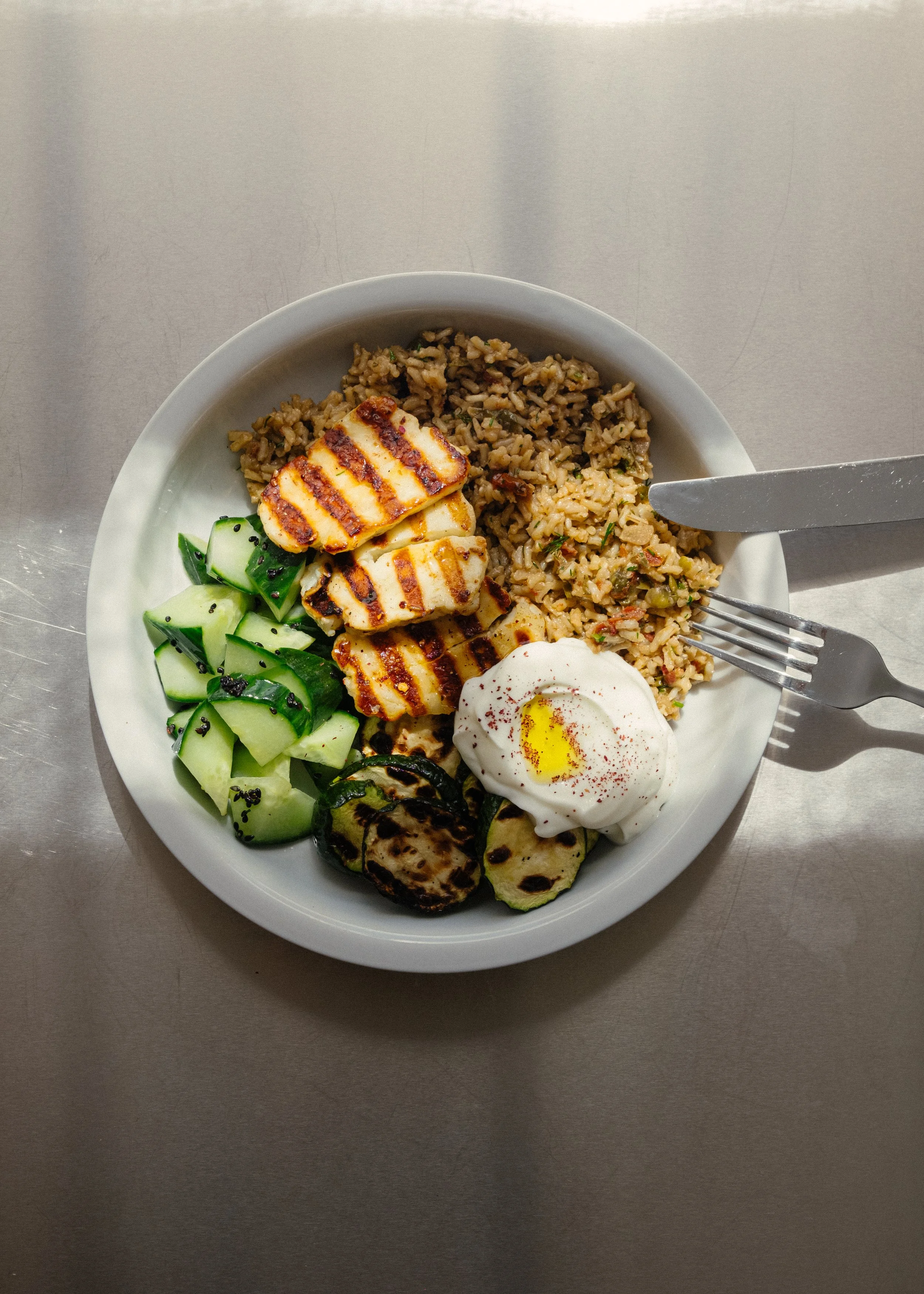Halloumi med krydret ris, grillet squash og græsk yoghurt