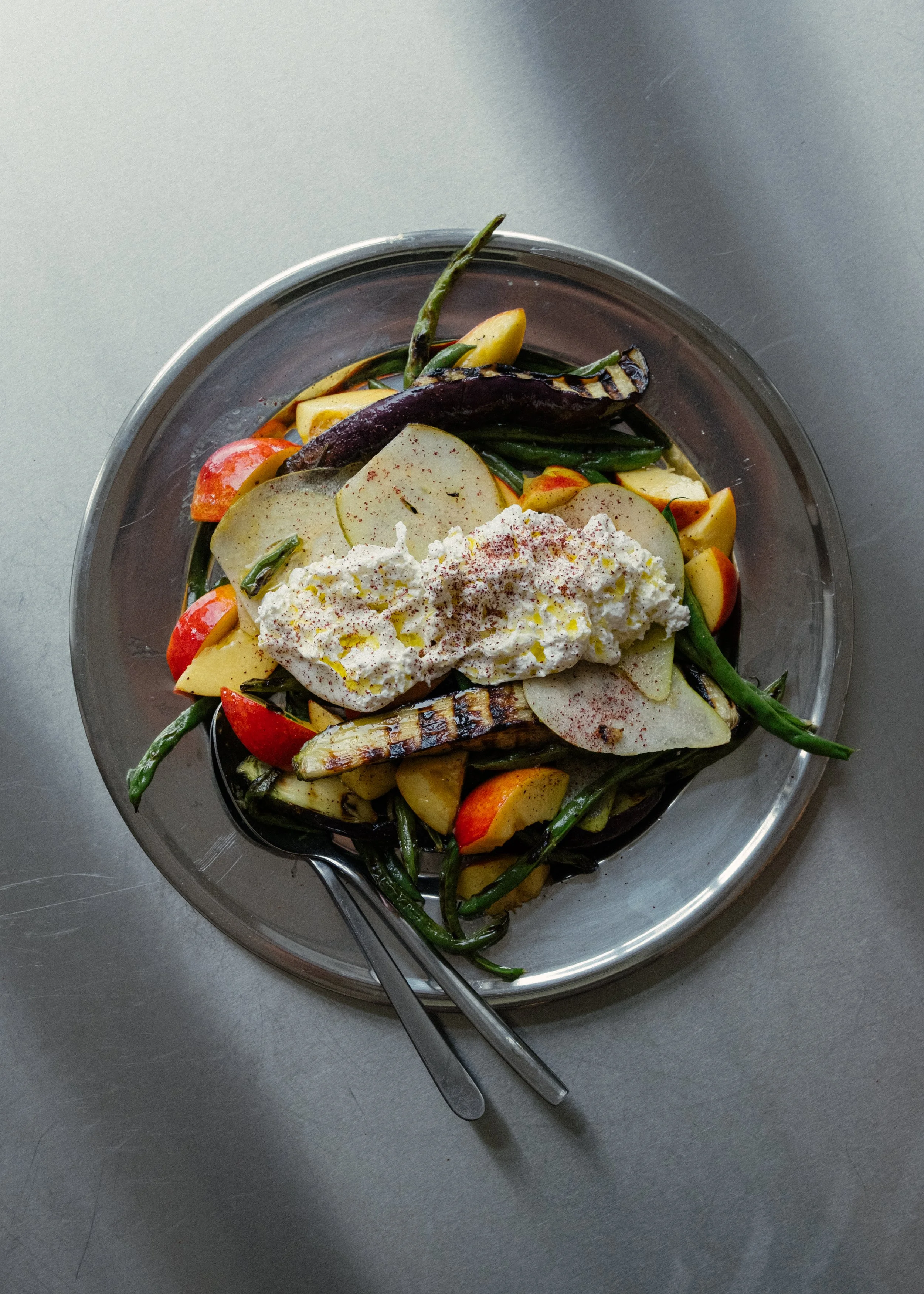 Salat med pærer, grillet aubergine, grønne bønner, nektariner og burrata