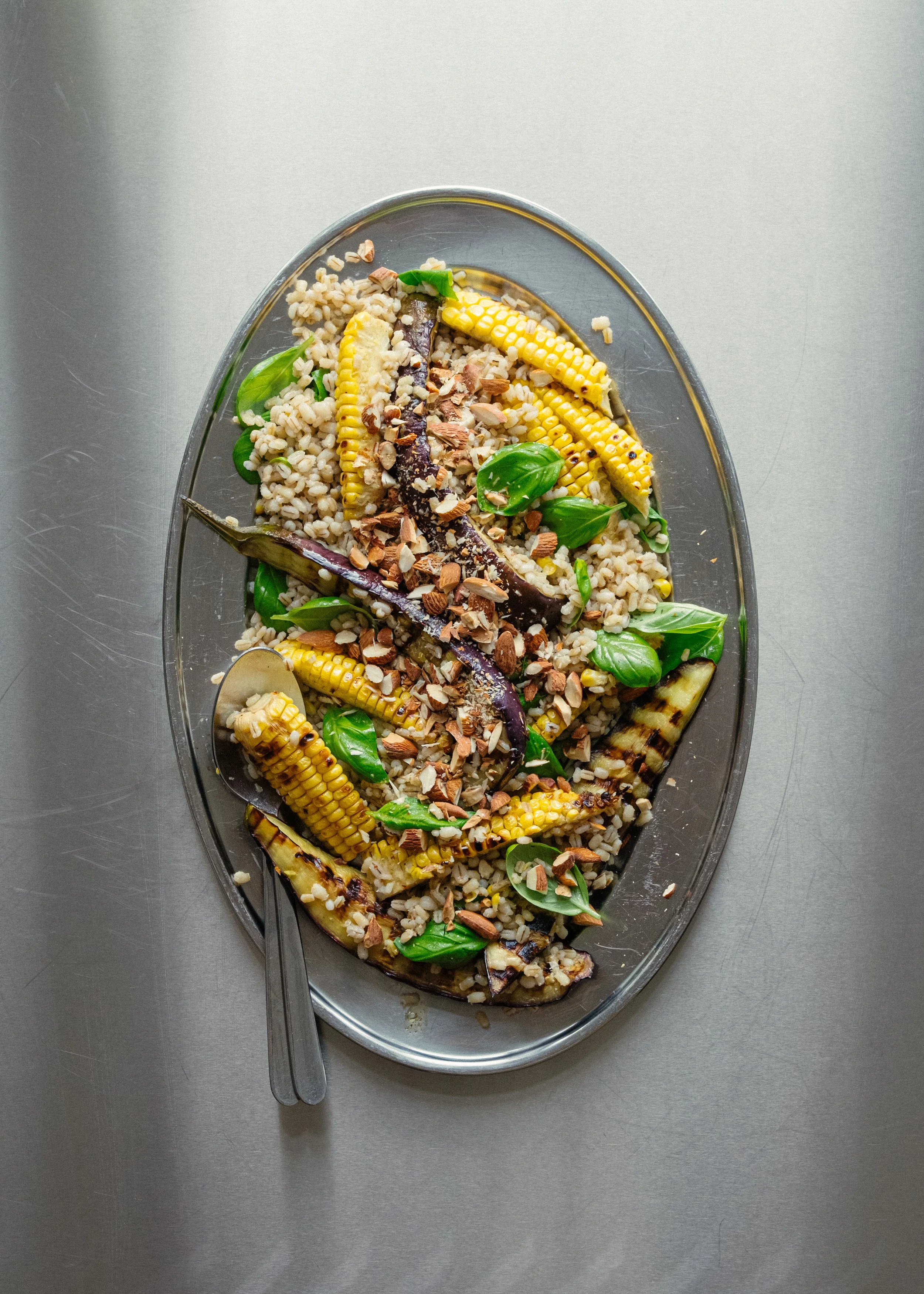 Salat med grillet aubergine og majs-ribs, ristede nødder, basilikum og citronvinaigrette
