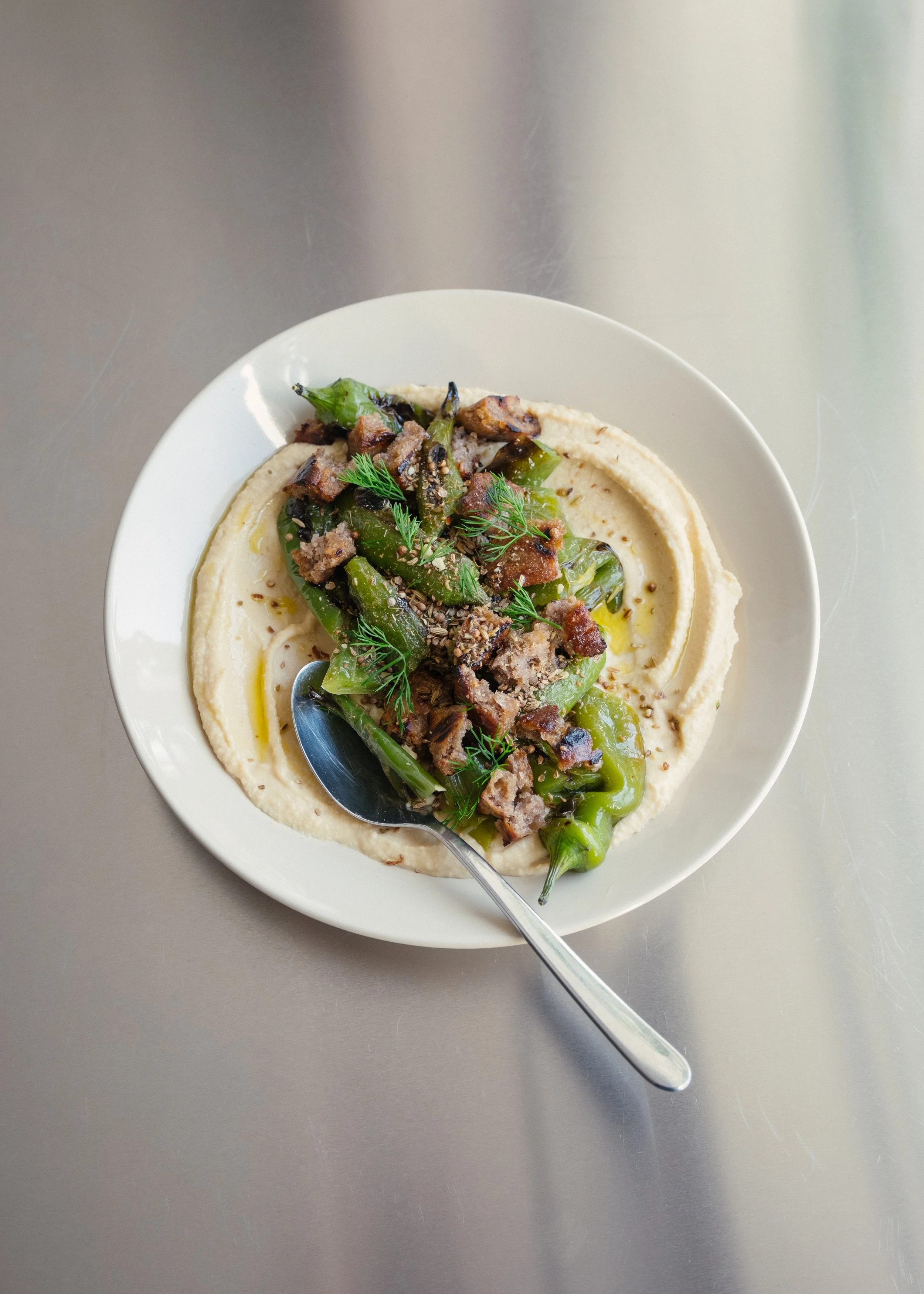 Hummus med grillede sivri peberfrugter, dukkah og brødcroutoner