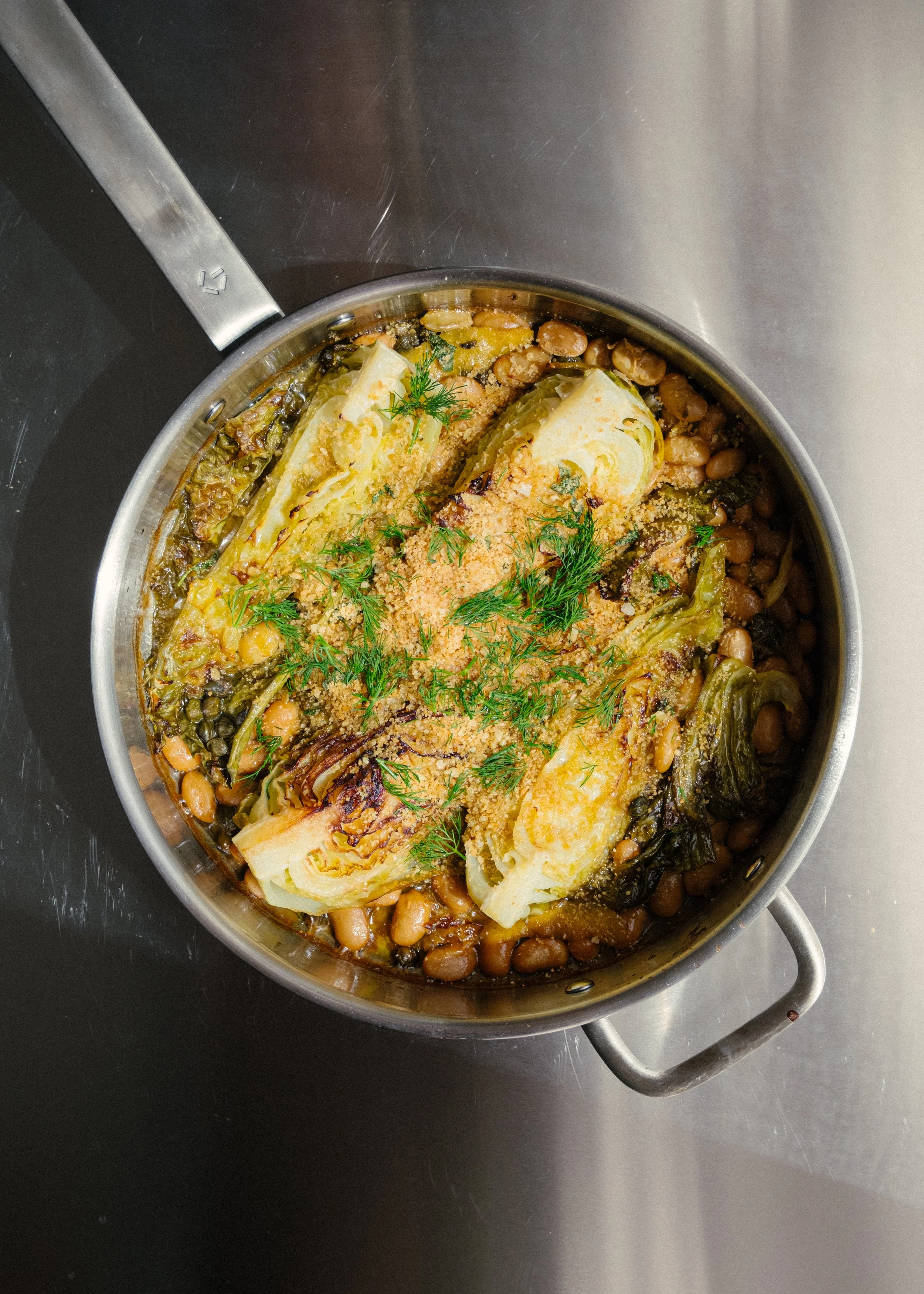 Braiseret spidskål og butterbeans med citron og kapers