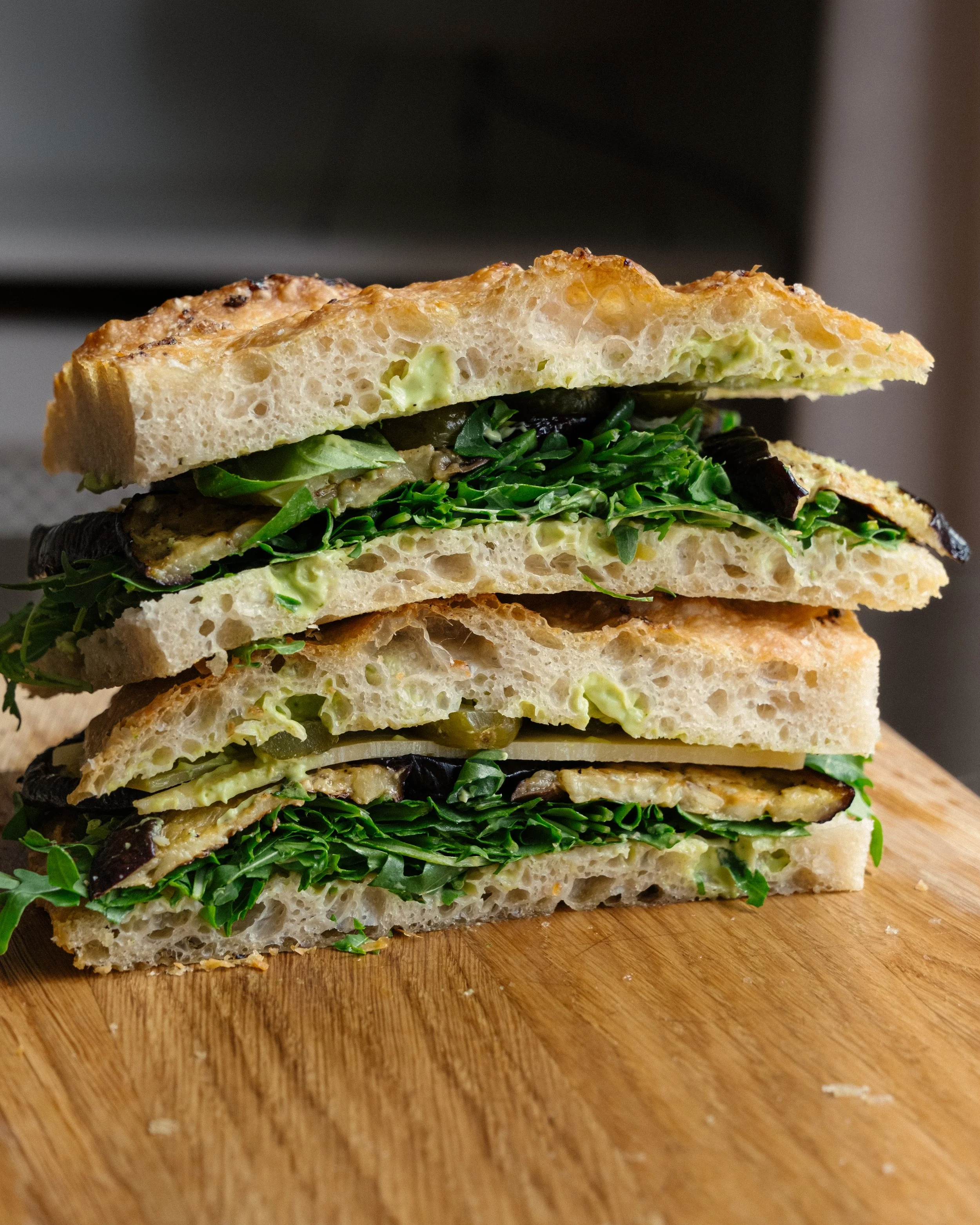 Foccacia med aubergine, basilikummayo, syltede agurker og vesterhavsost