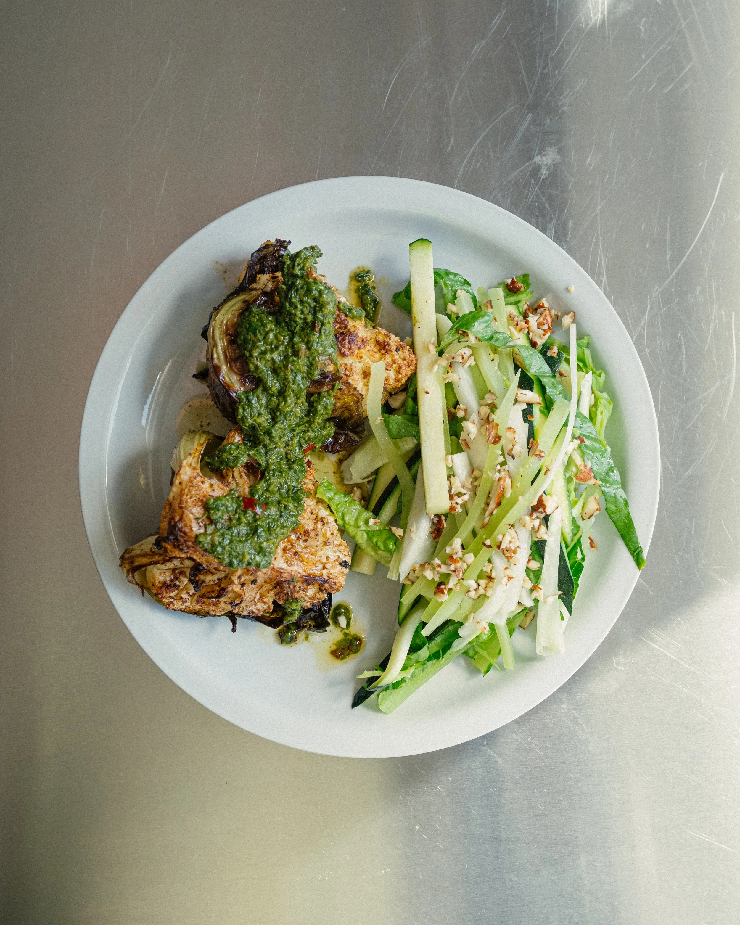 Marineret blomkål med chimichurri og salat