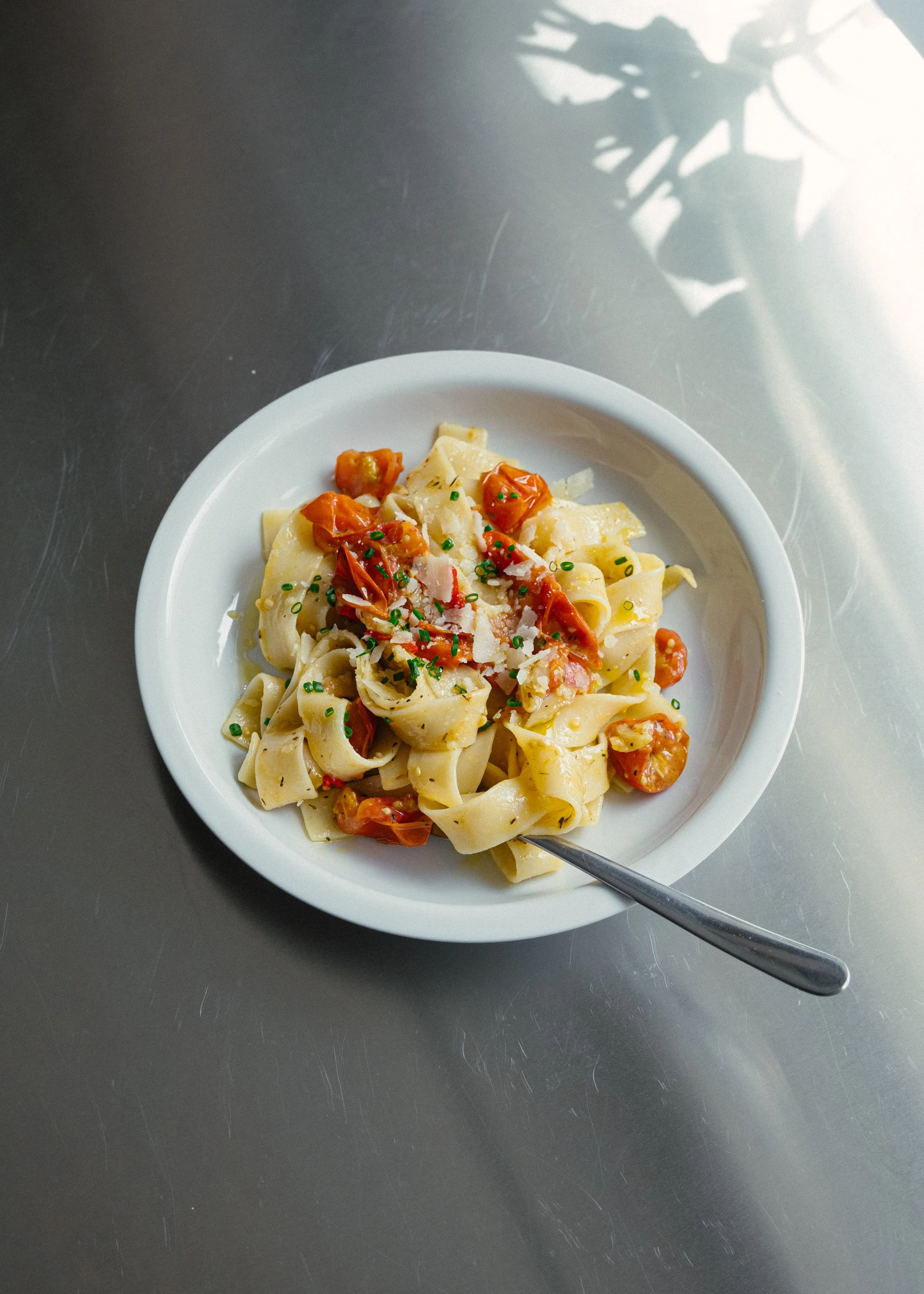 Pasta med confiterede hvidløg, tomater og parmesan
