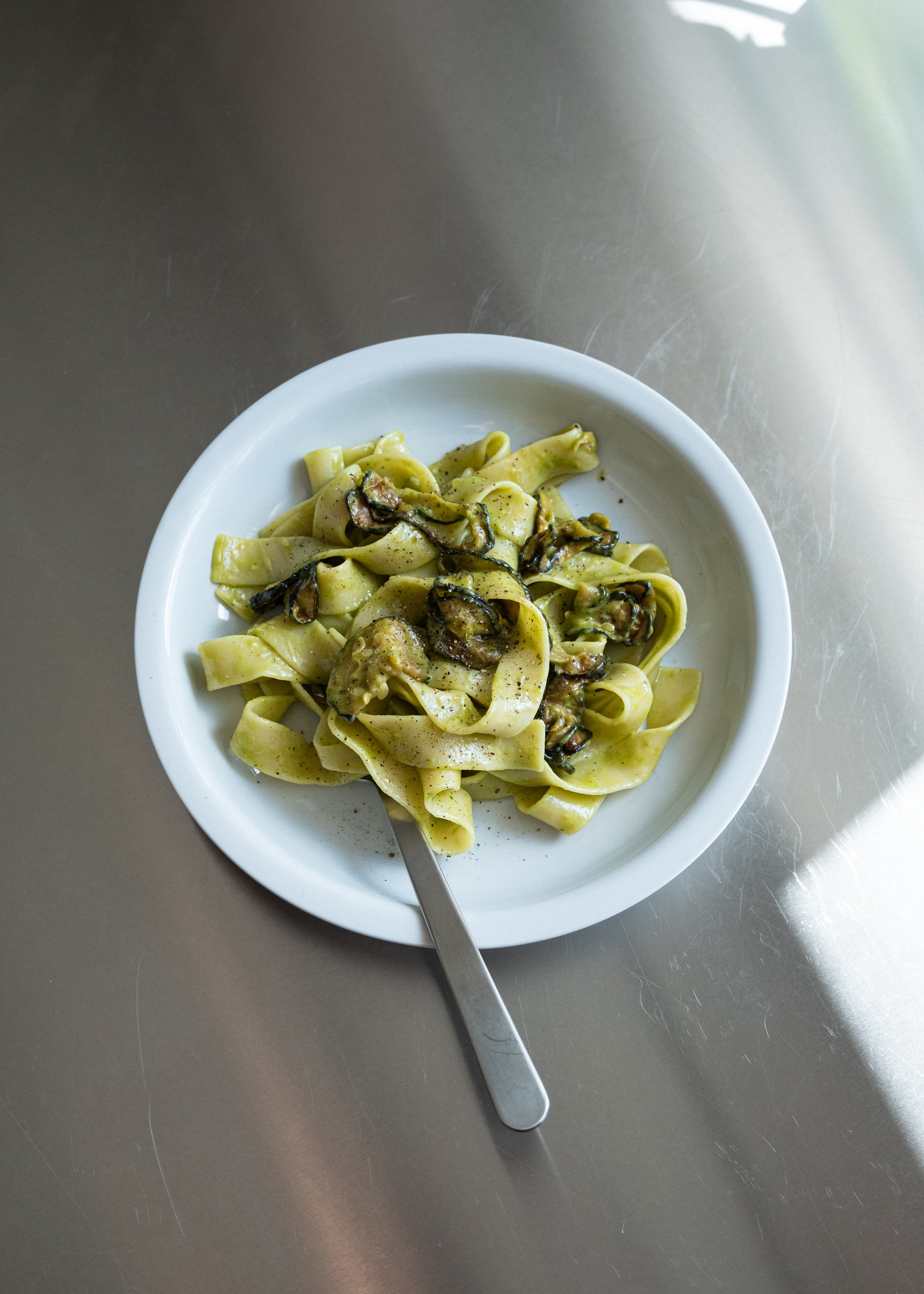 Pasta med stegte squash og basilikum-parmesan-sauce