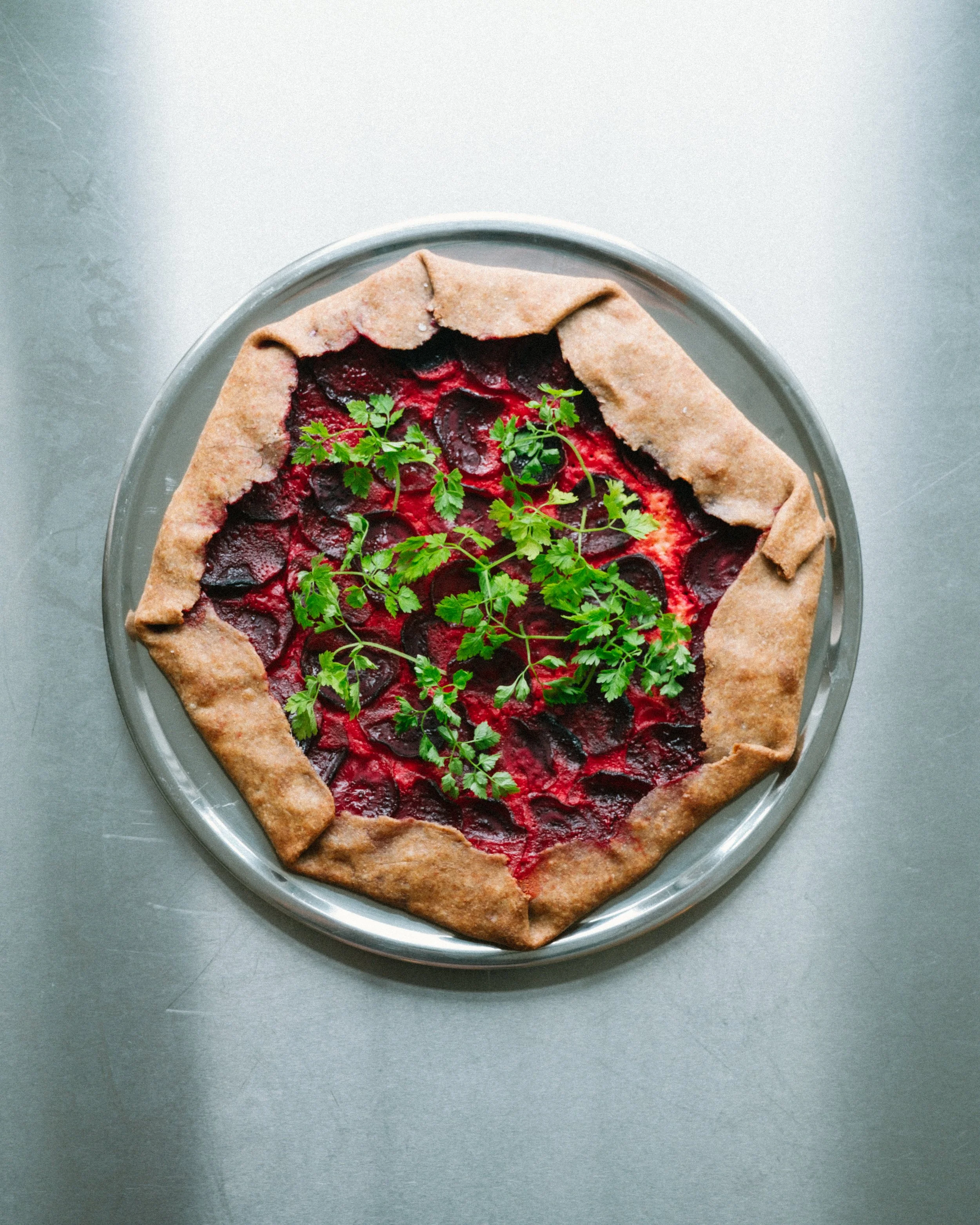 Galette med rødbede, feta-hytteostcreme og kørvel