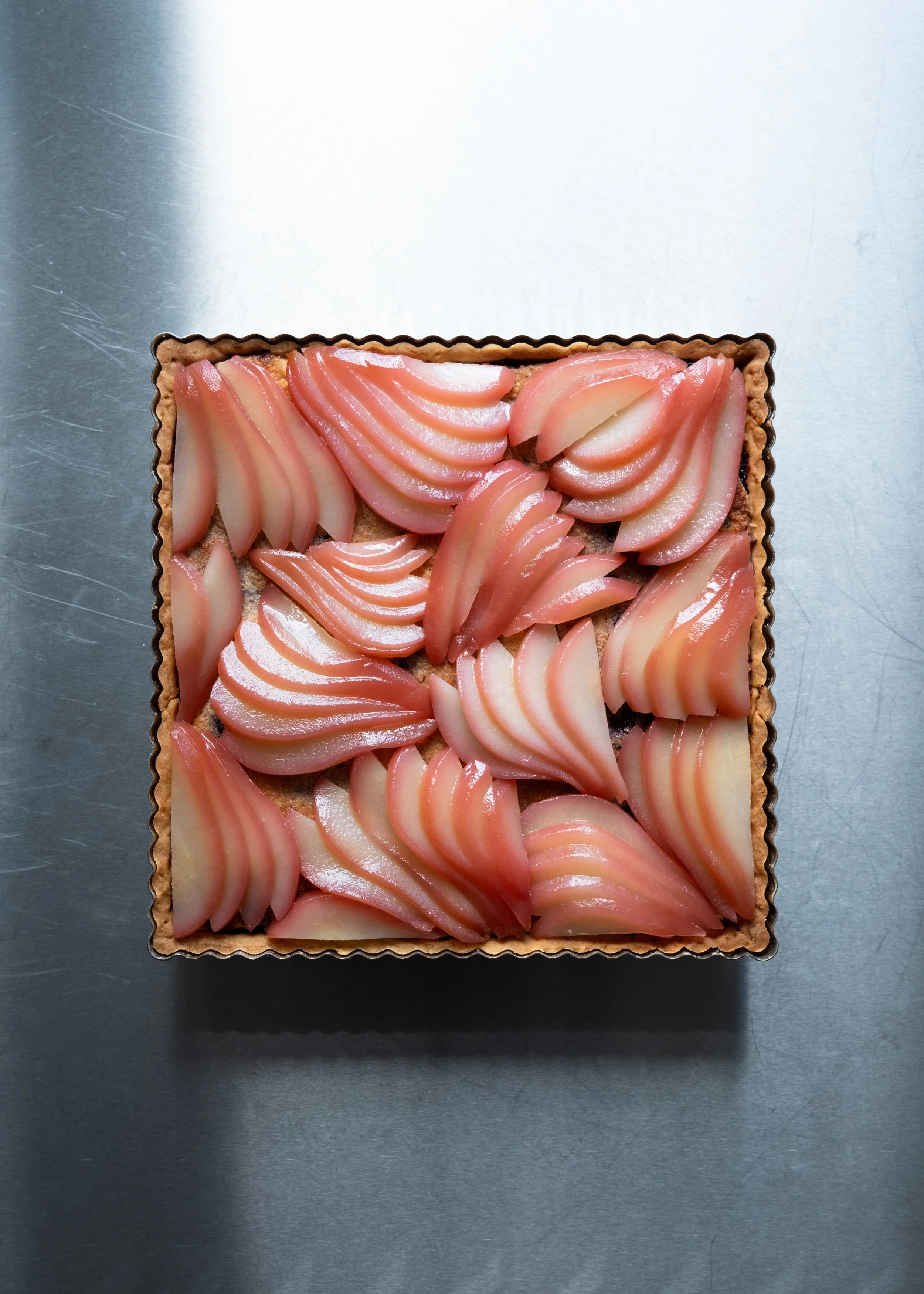 Pæretærte med frangipane, solbærkompot og pocherede pærer