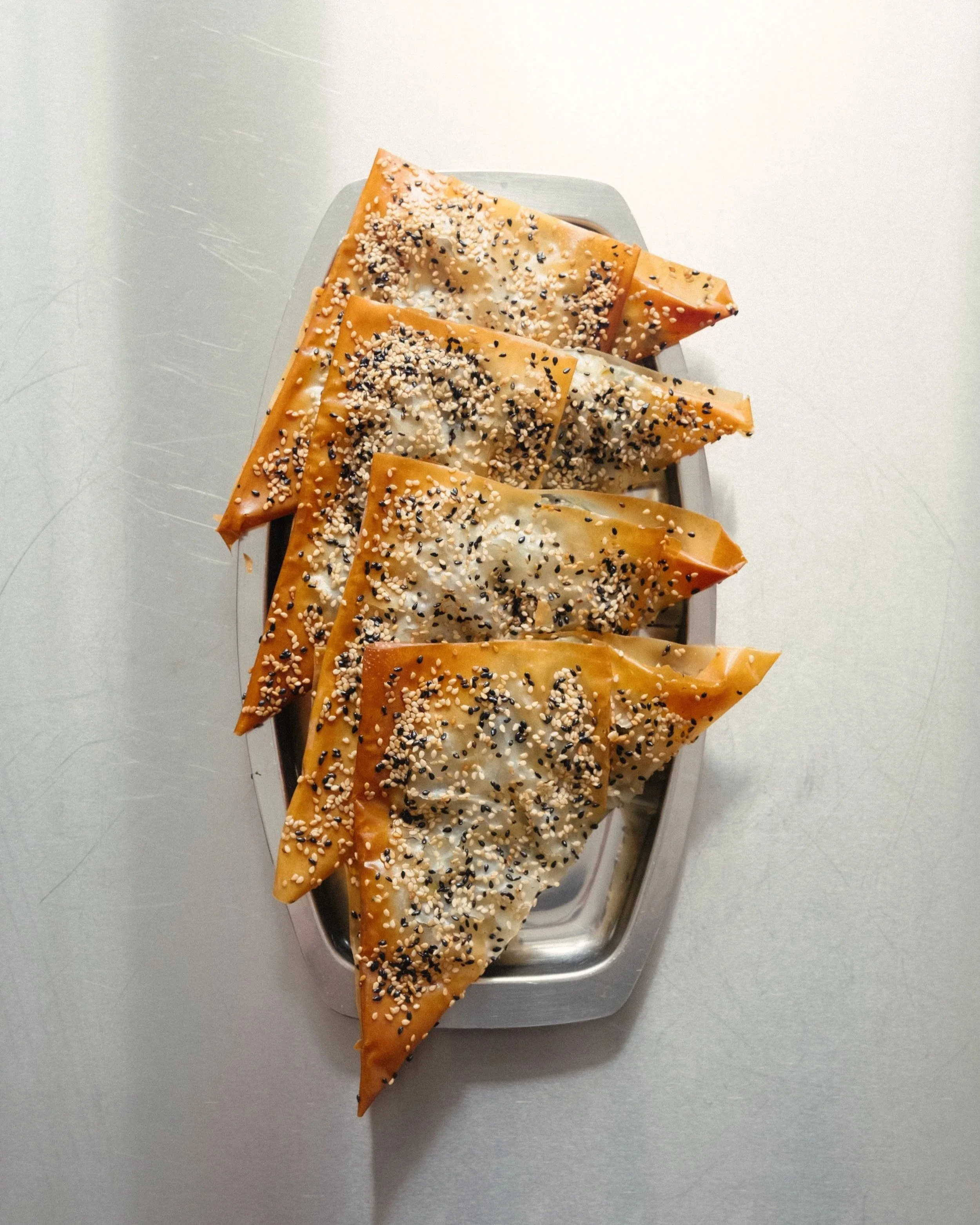 Græske tærter med spinat, feta, linser og sesamfrø