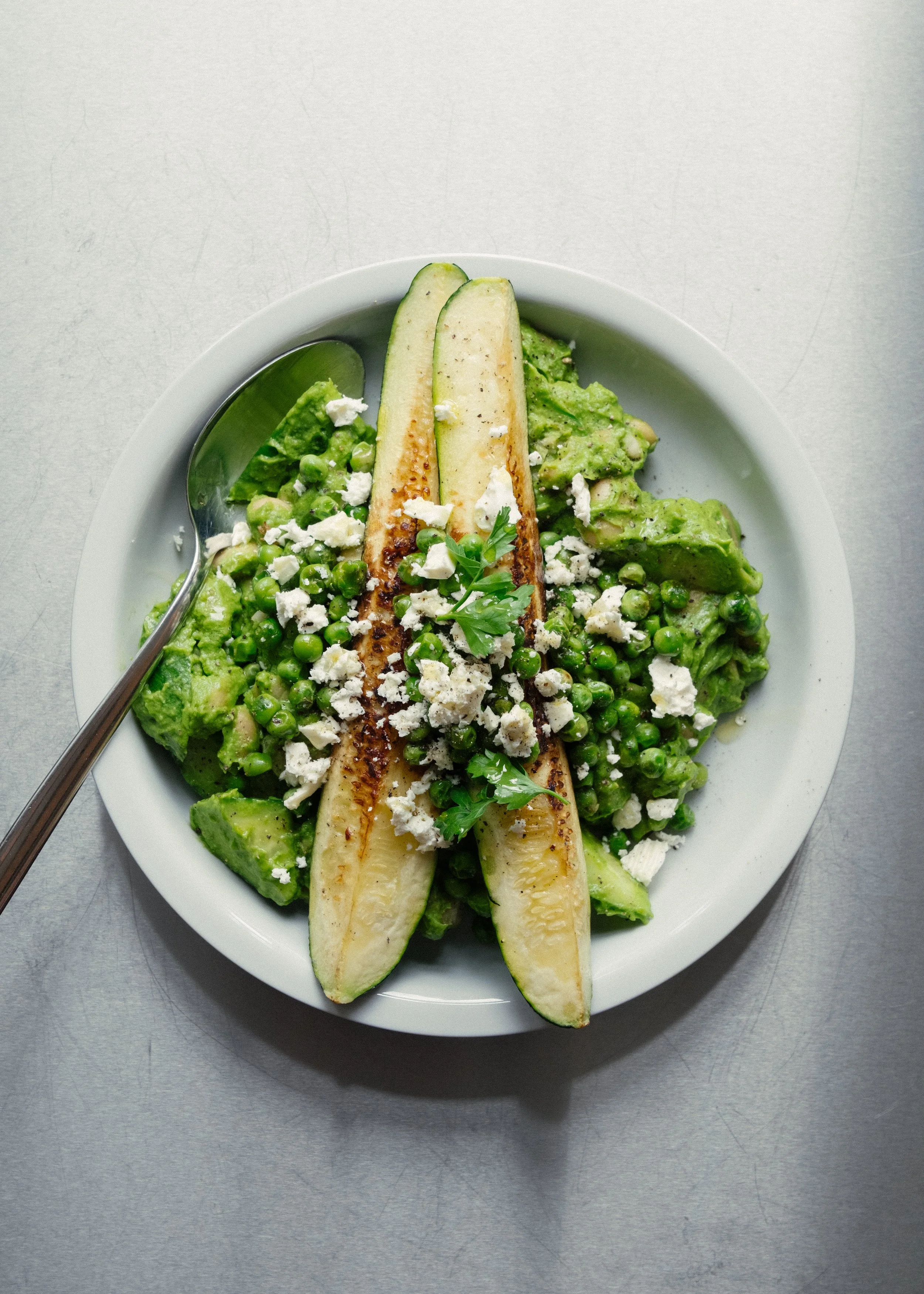 Butterbeans i grøn creme med stegte squash og ærter, agurk og feta