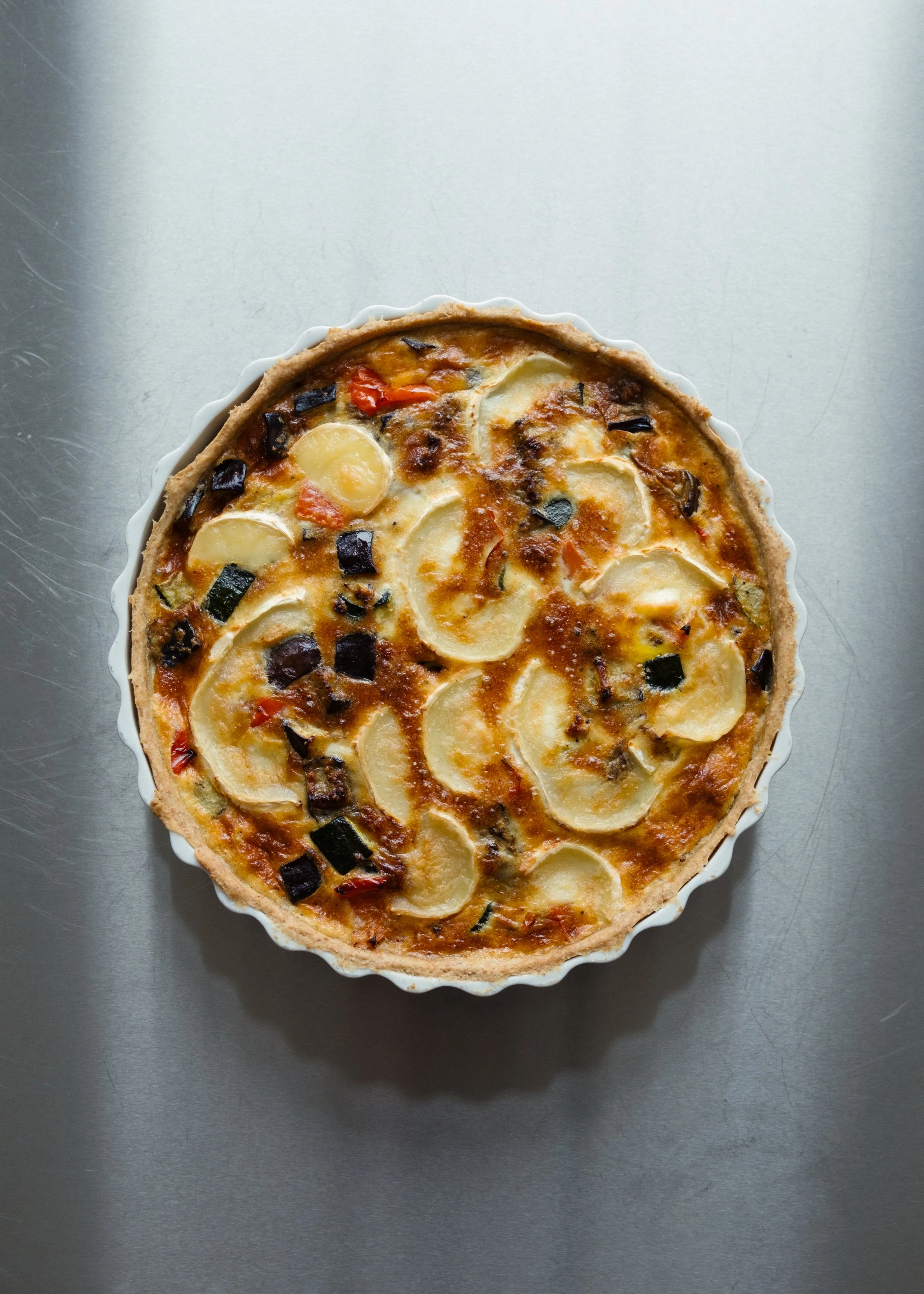 Tærte med bagte grøntsager, parmesan og gedeost