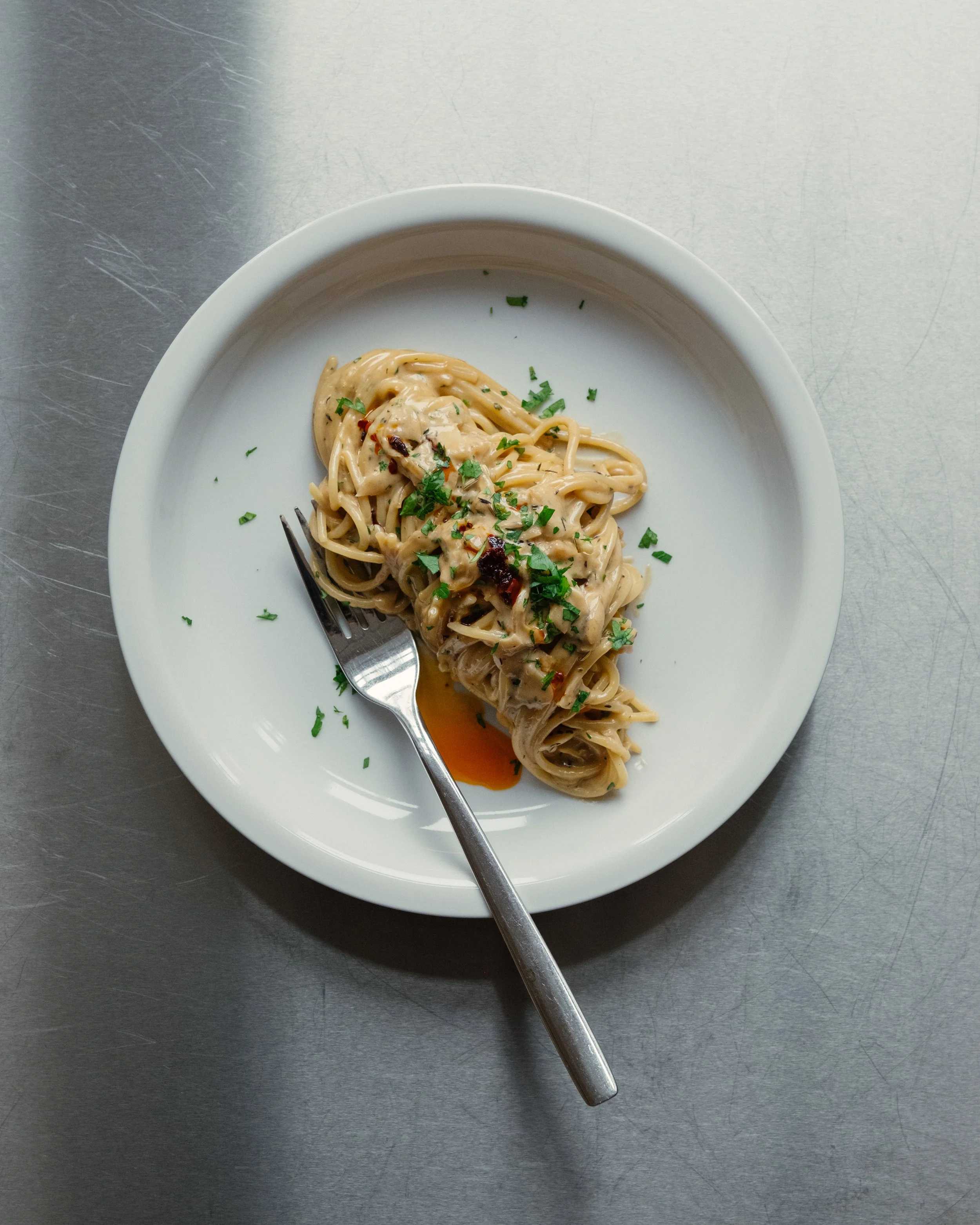 Pasta med karamelliserede løg, parmesan og crispy chili oil