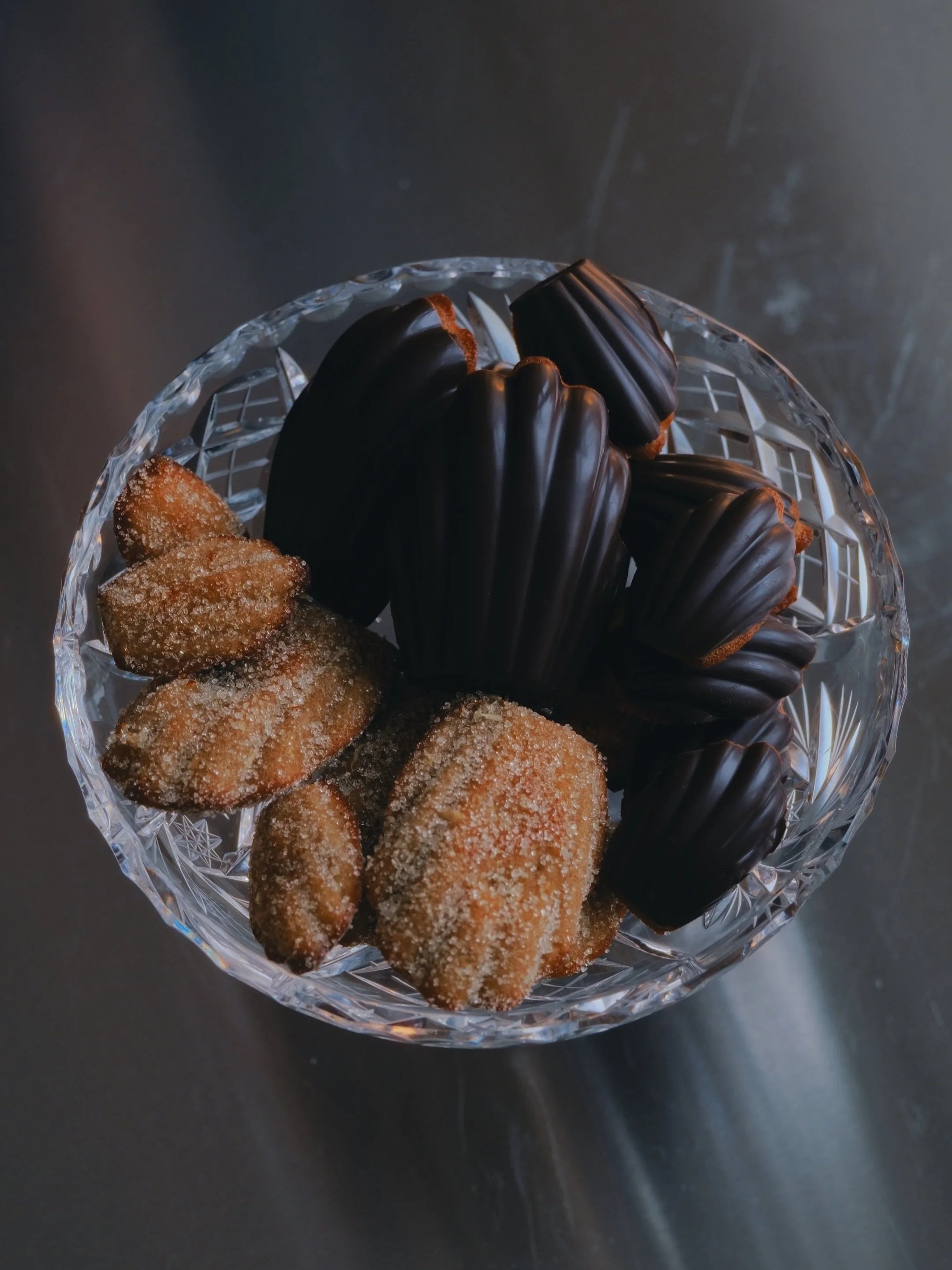 Madeleinekager med brunet smør, blodappelsin og citrussukker