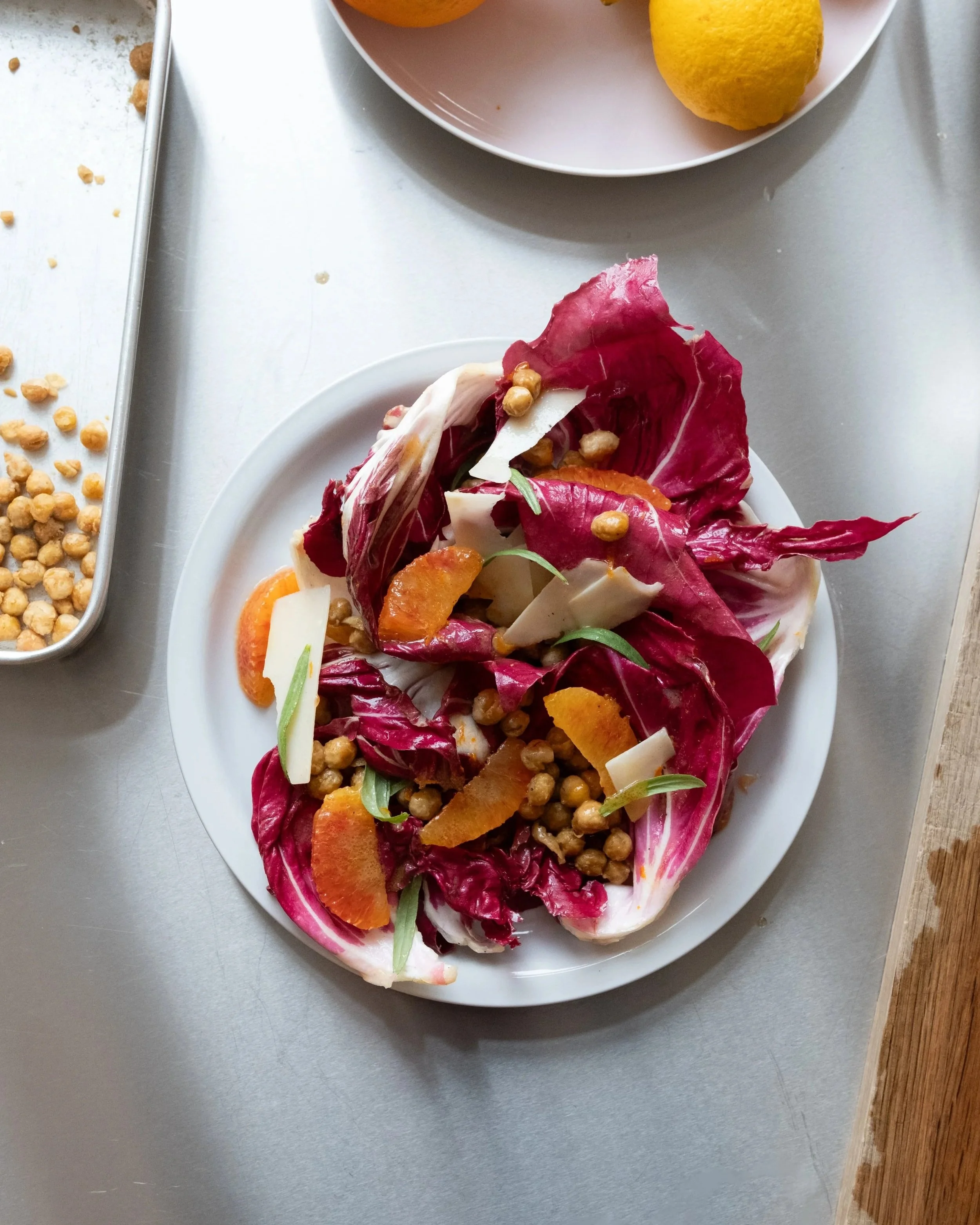 Radicchio med bagte tahin kikærter, estragon, parmesan og appelsinvinaigrette