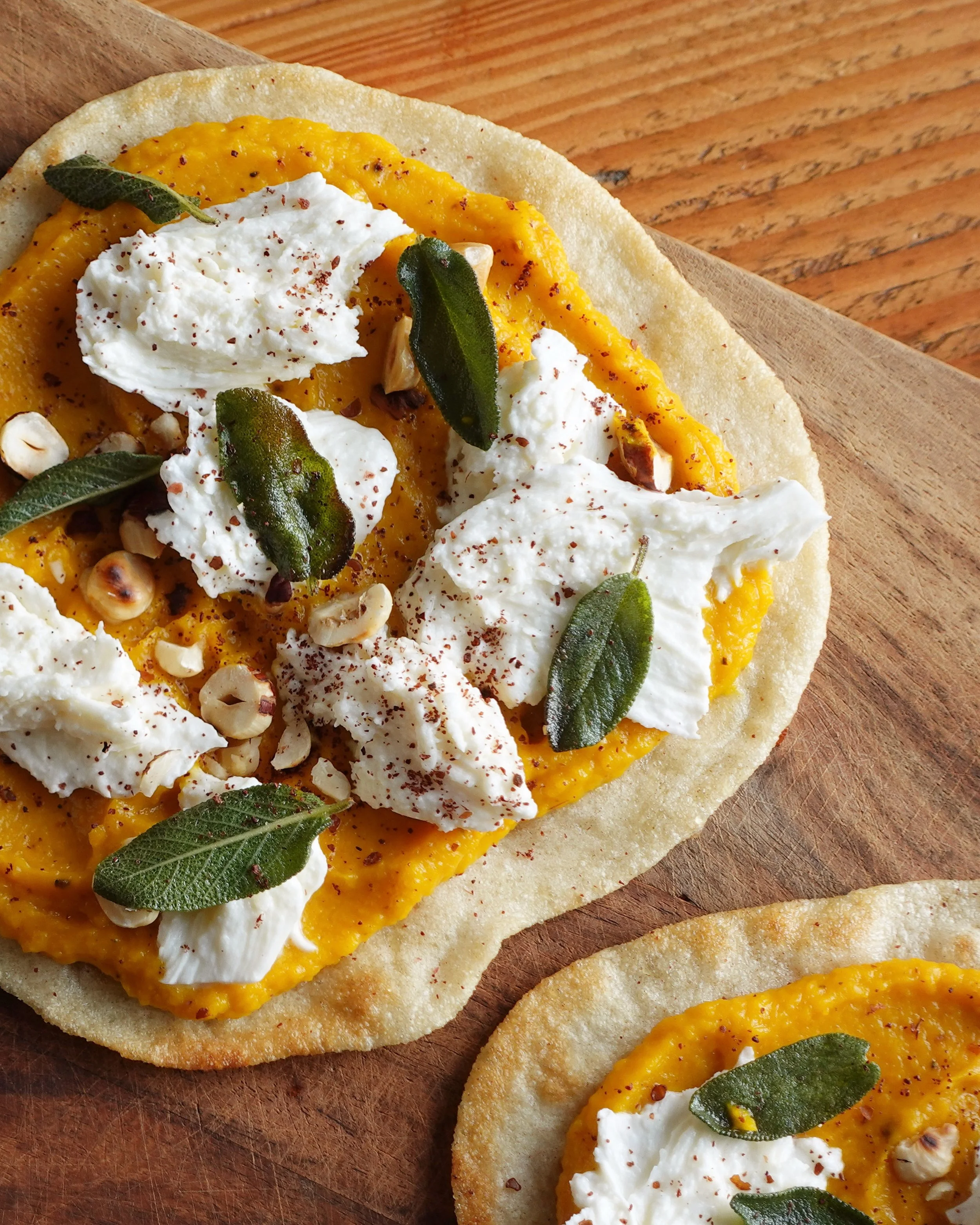 Fladbr d Med Gr skarcreme Mozzarella Hasseln dder Og Salvie Another 
