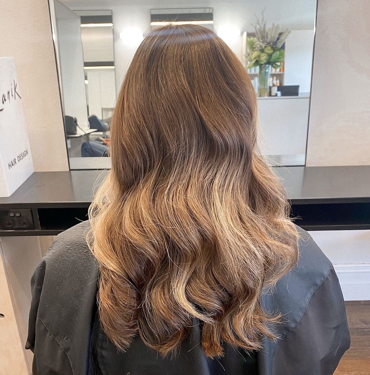 Look at this gorgeous hair 😍 
-
-
-
#hair #style #newhair #balayage #style #haircut #brunette #loreal #foils #blondehair