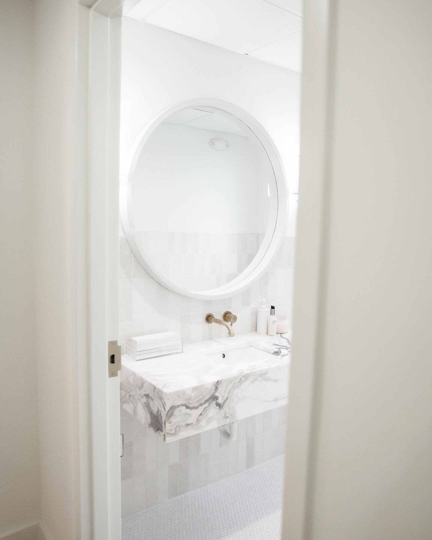 We created our bathroom with you in mind 🤍 Headed somewhere after your treatment with us? Use this beautiful space to freshen up, touch up your face, and do a quick mirror check to remind yourself you&rsquo;re beautiful from the inside + out. 
⠀⠀⠀⠀⠀