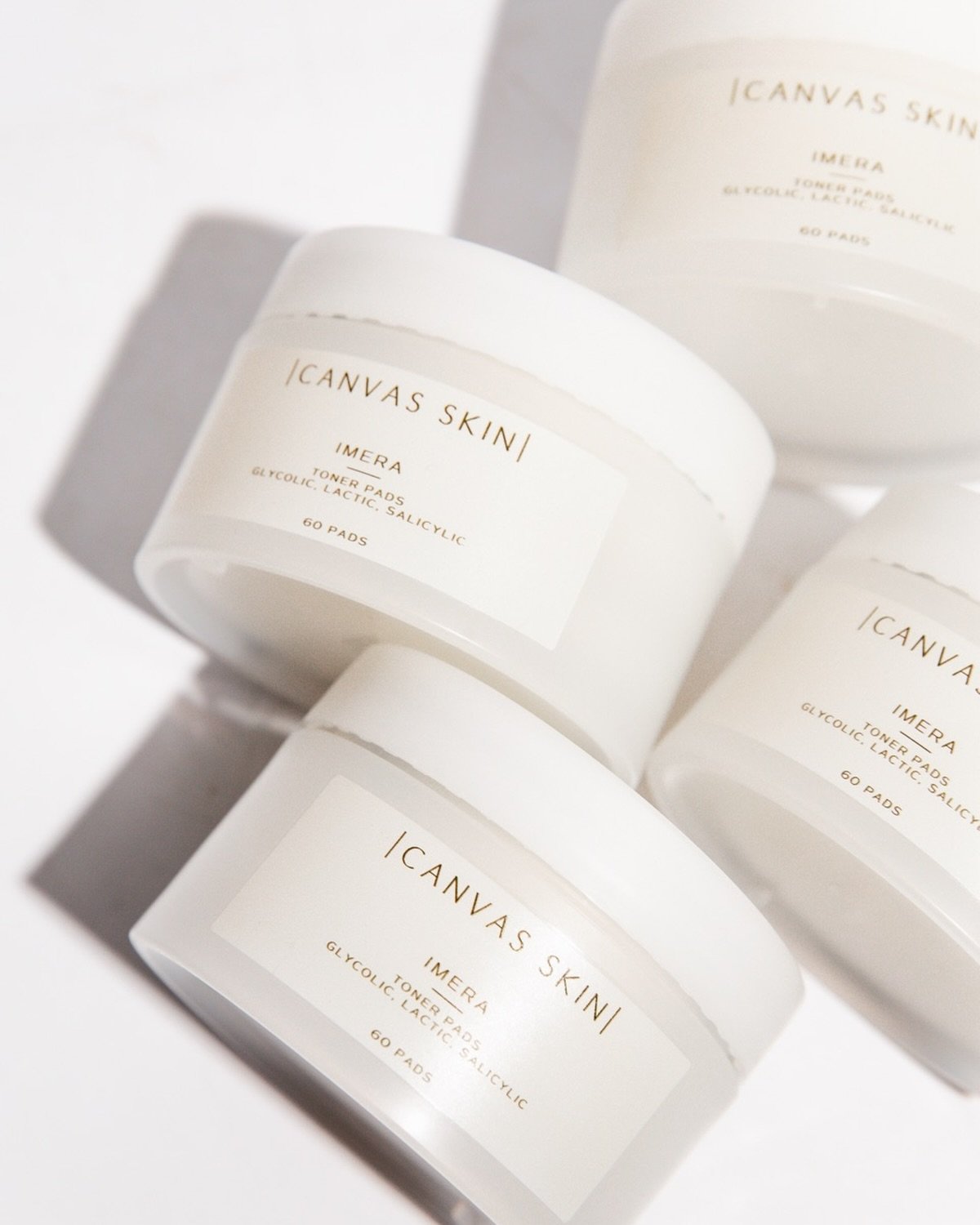 Powered by a blend of salicylic, glycolic, and lactic acid, Imera Toner Pads help keep pores clear and skin radiant.
Your daily reset.🧴