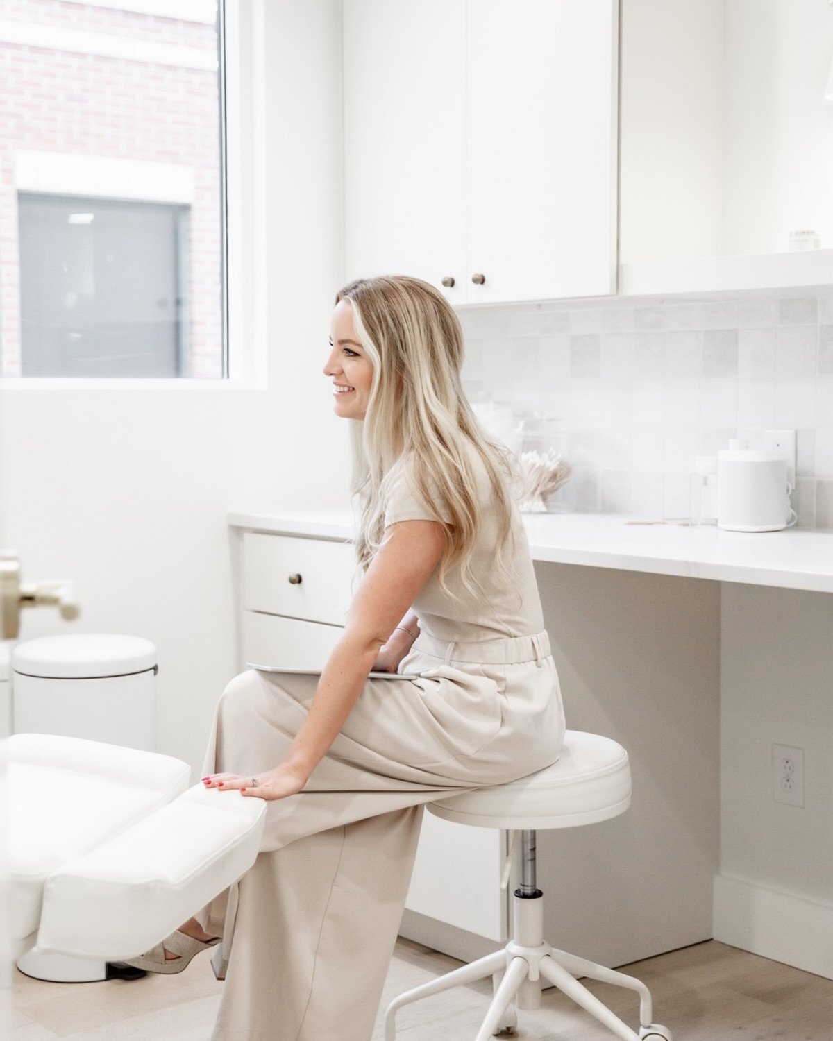 Beauty, backed by expertise.
Our Nurse Practitioners deliver results with an elevated aesthetic eye and advanced clinical training.🧴