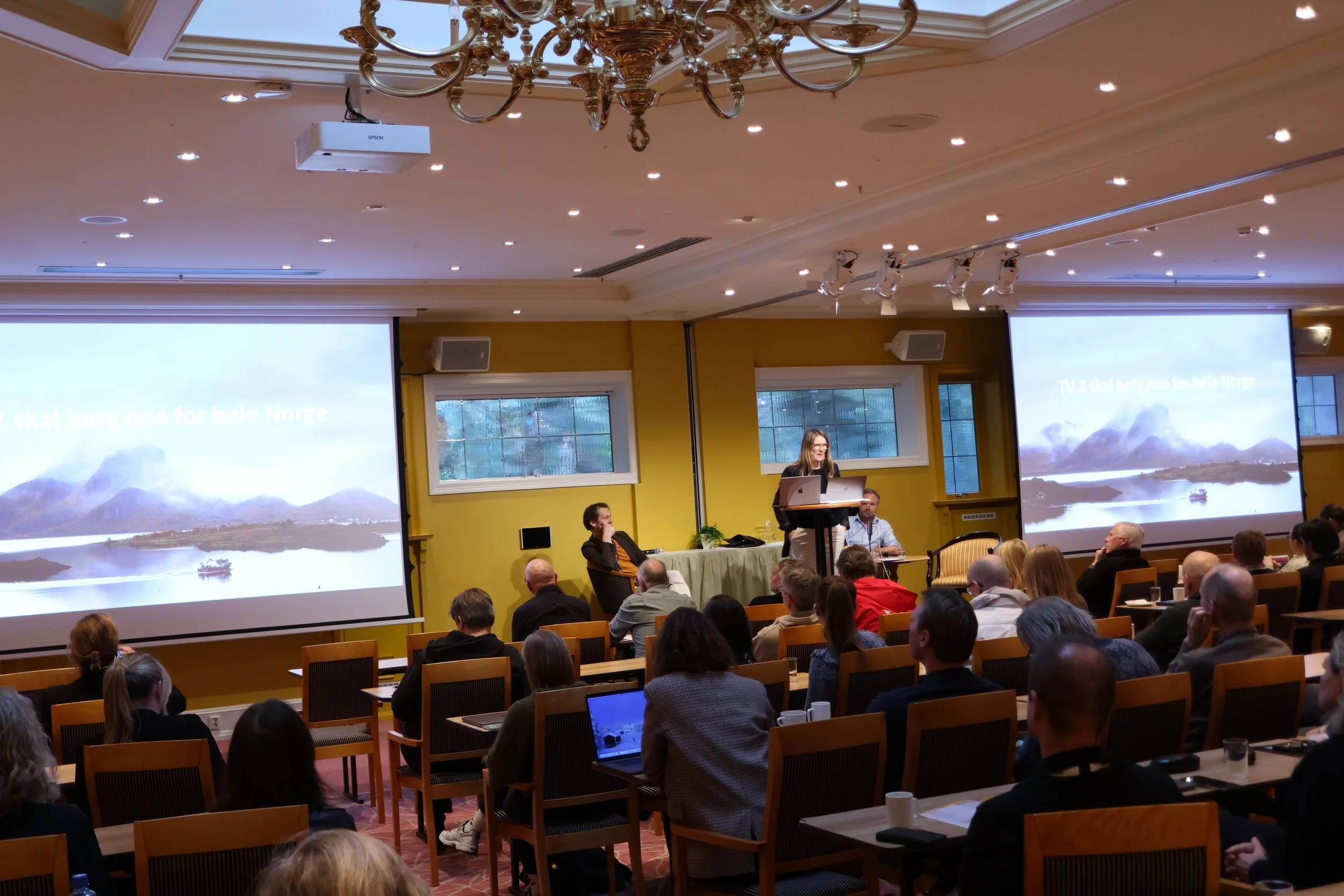  Faktasjef Ida Kalheim i TV2 og eksternsjef Jostein Olseng i NRK i samtale med produsent Anders Hereid. 