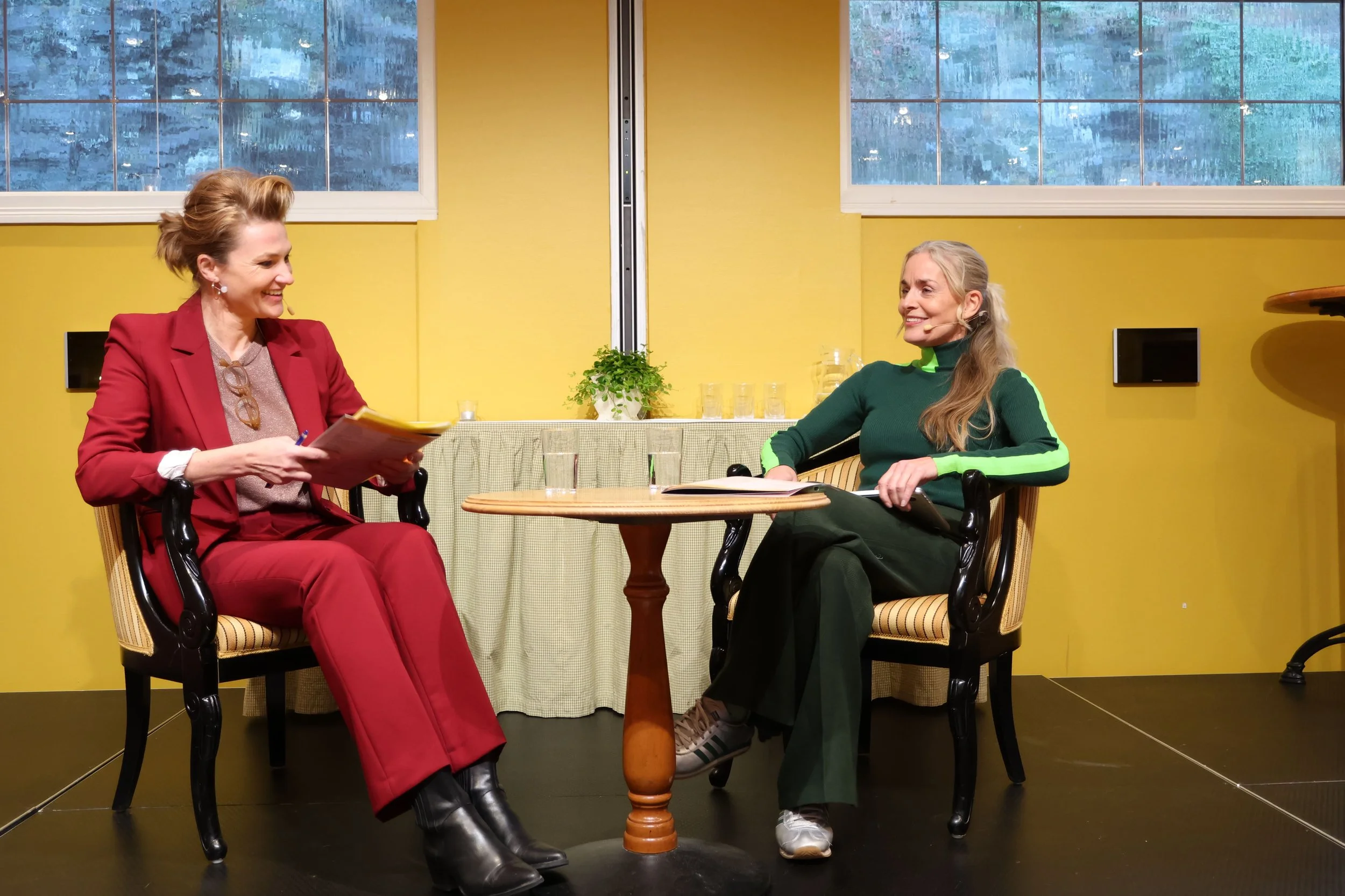  Hilde Sandvik i samtale med forsker og forfatter Hanne Eggen Røislien fra Stabskolen i Forsvaret. 