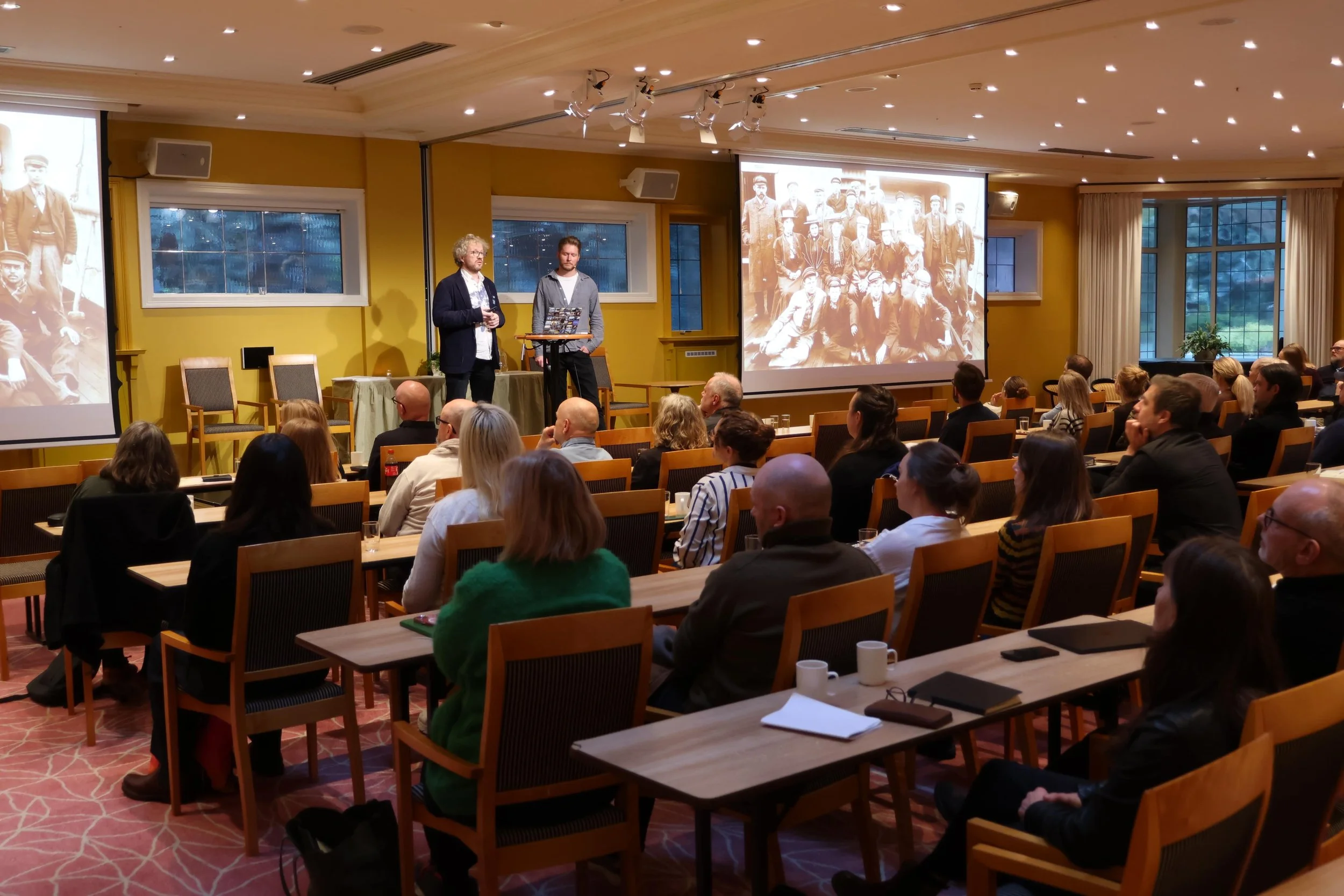  Prosjektleder Thomas Hellum og regissør Rolv Lyssand Bjørø fra NRK Vest deler erfaringer med bruk av KI i historisk dokumentarfilm.  