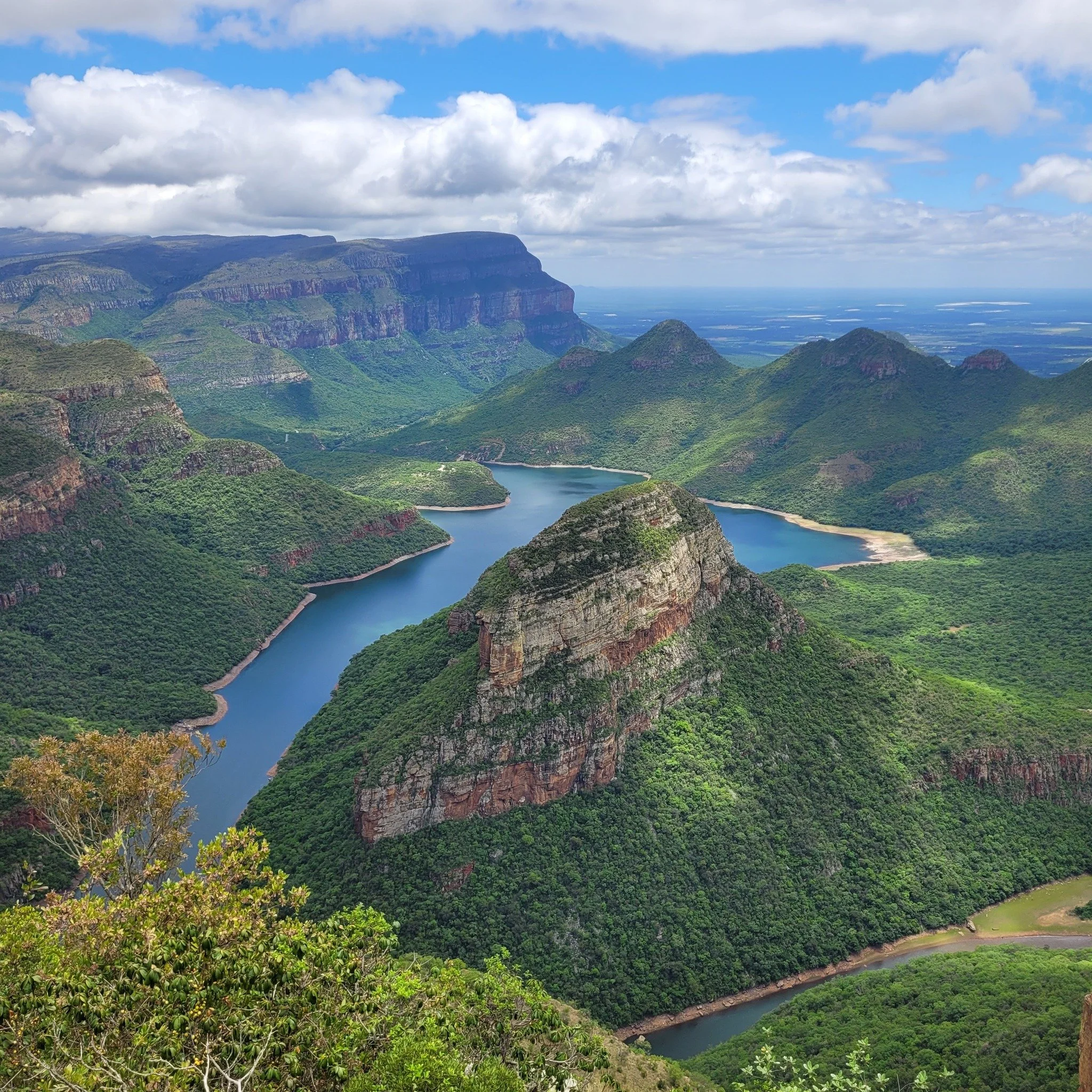 Quiz time: Where do you find the largest green canyon in the world?

You got it: South Africa! 🌍 The Blyde River Canyon is a lush, green canyon that offers spectacular scenery, wildlife and hiking trails.🌲🦛🦎🥾

Want to go and see it for yourself?