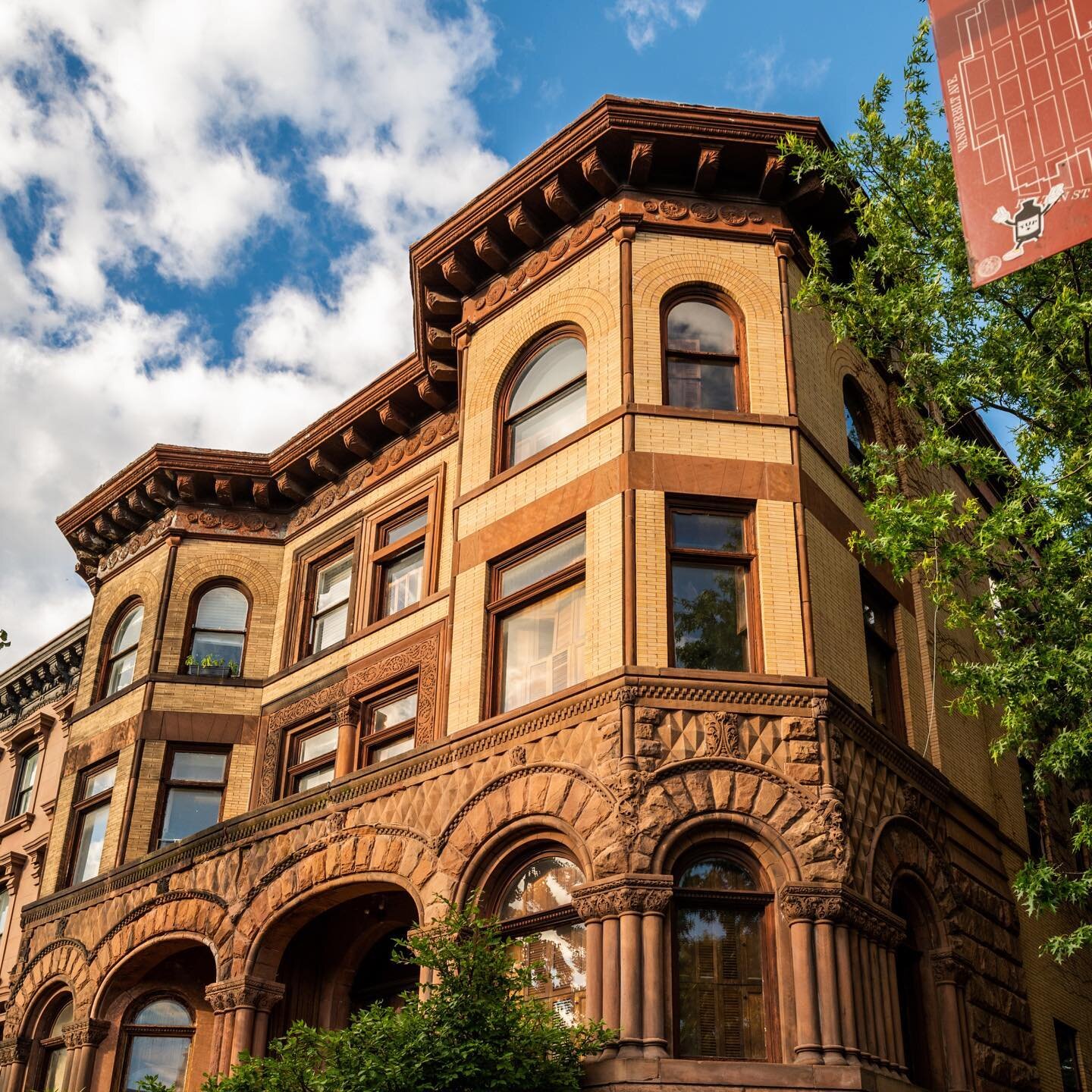 People who live in Clinton Hill get to indulge in one of the best activities in New York City, people watching, from the comfort of their own homes. The neighborhood is filled with airy homes that offer stunning views of their surroundings. Who needs
