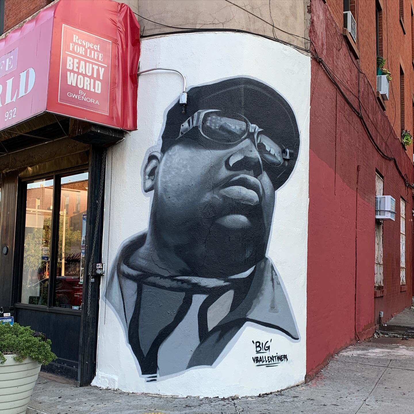 The Notorious B.I.G mural is located along Troutman Street at Bushwick Five Points.📍
The New York-based artist, Vincent Ballentine 👩&zwj;🎨 took two days to paint this mural in 2019 🎨 On August 27th, the mural was vandalized with dark, red spray p